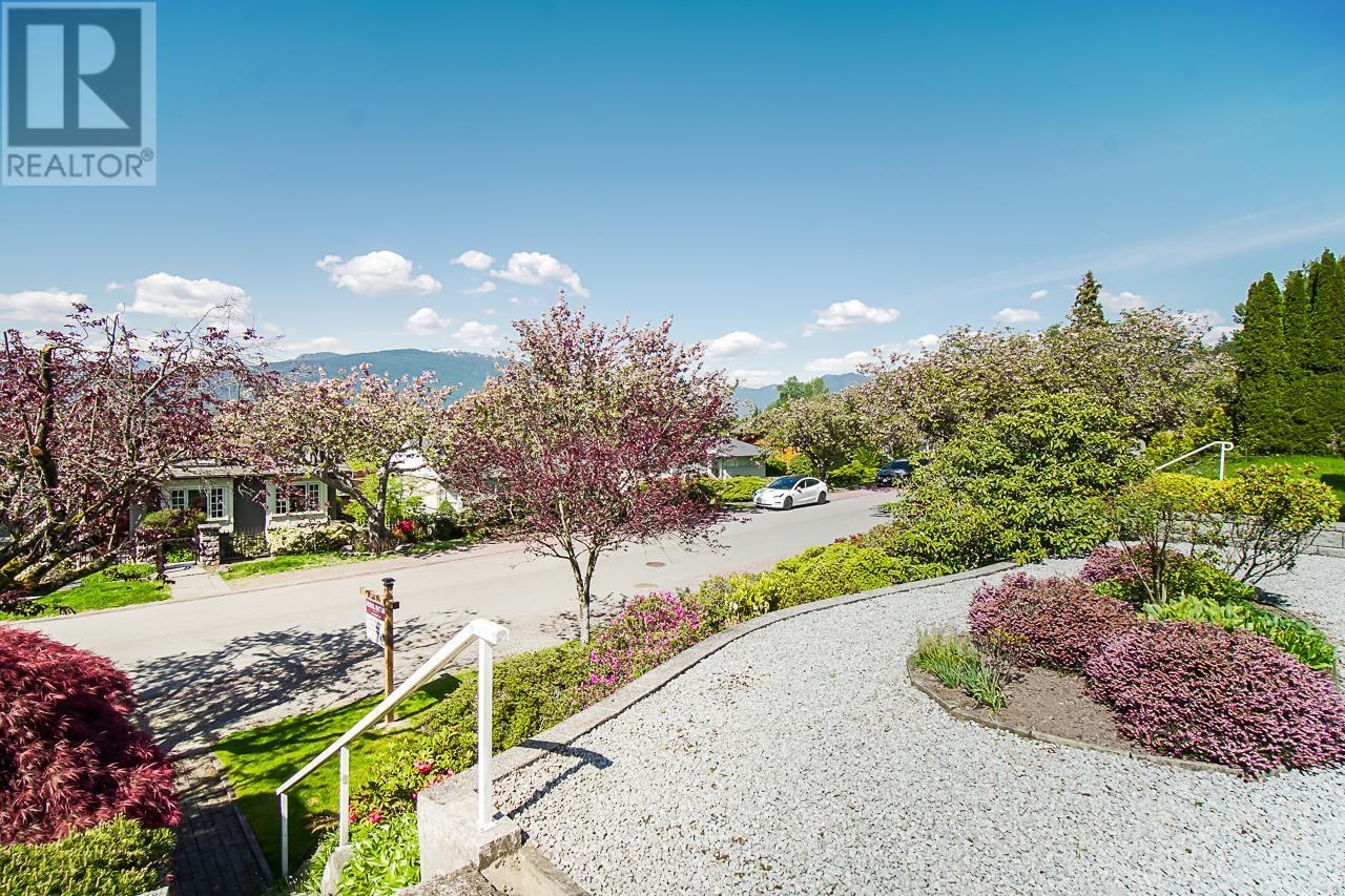 7046 Sierra Drive, Burnaby, British Columbia  V5A 1A5 - Photo 4 - R2776791