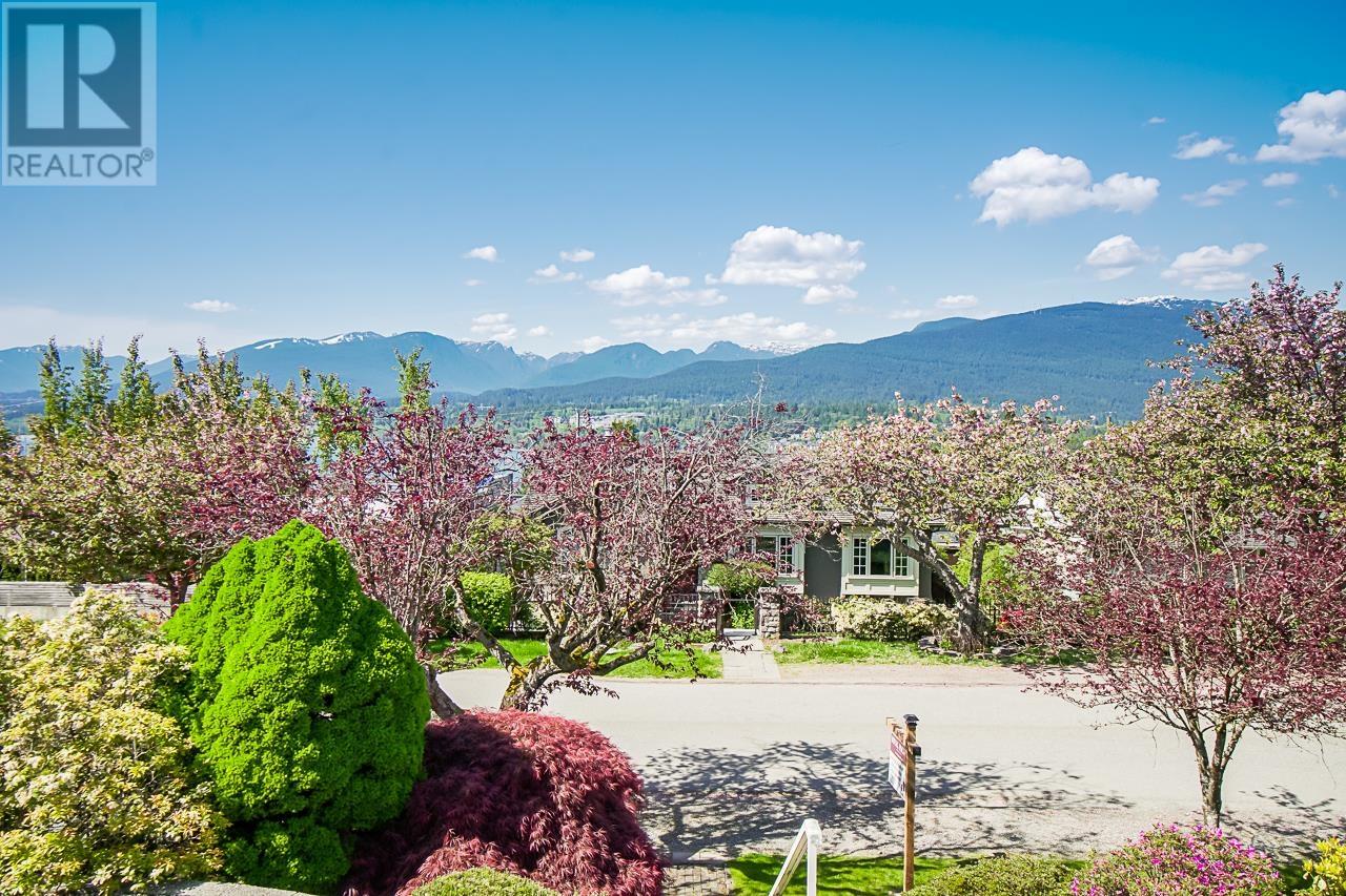 7046 Sierra Drive, Burnaby, British Columbia  V5A 1A5 - Photo 3 - R2776791
