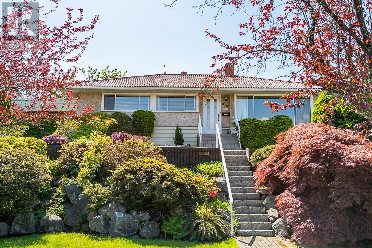 7046 Sierra Drive, Burnaby, British Columbia  V5A 1A5 - Photo 6 - R2776791