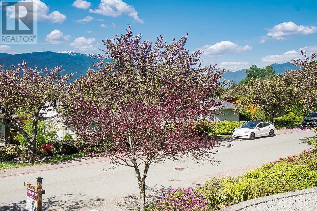 7046 Sierra Drive, Burnaby, British Columbia  V5A 1A5 - Photo 35 - R2776791
