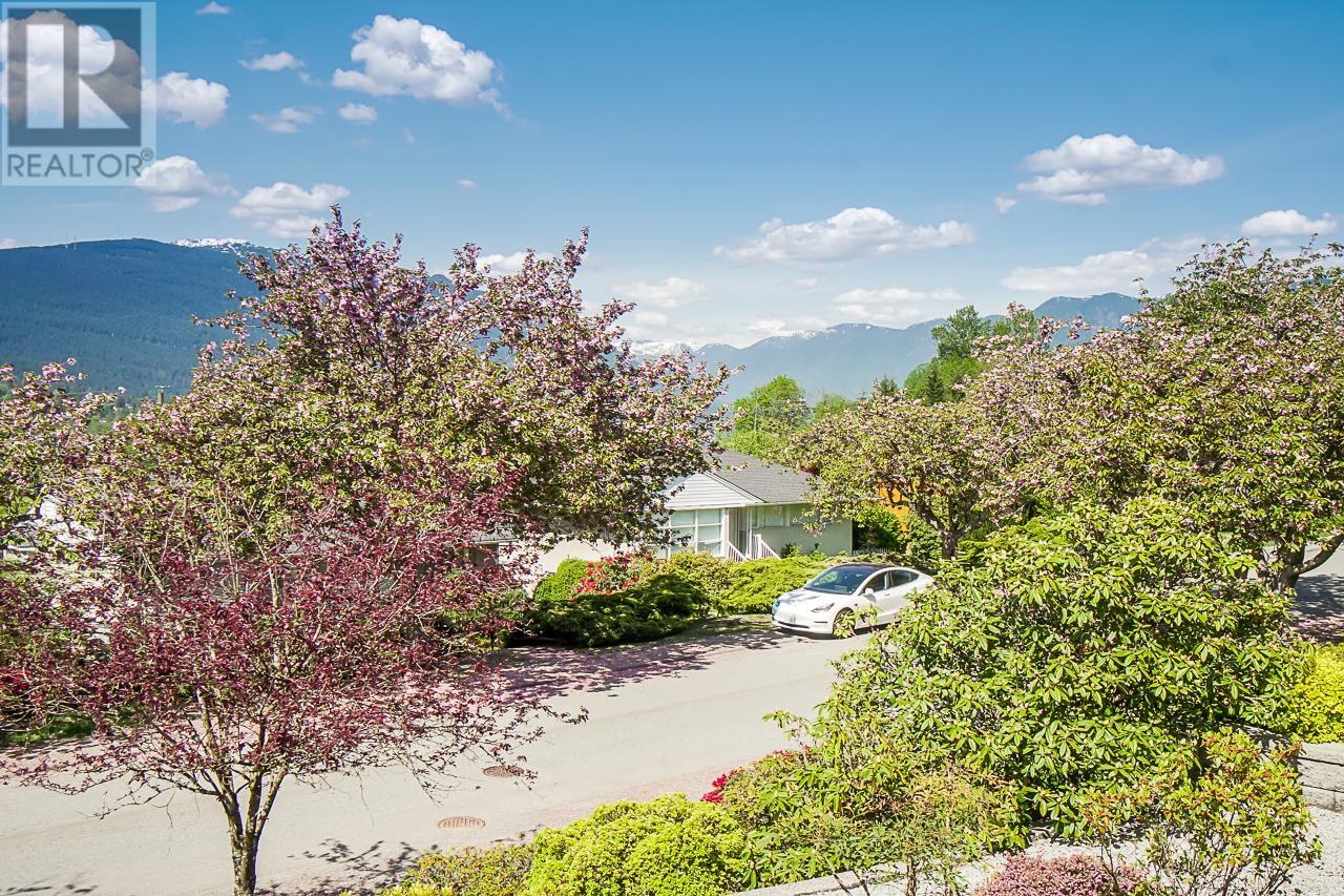 7046 Sierra Drive, Burnaby, British Columbia  V5A 1A5 - Photo 5 - R2776791