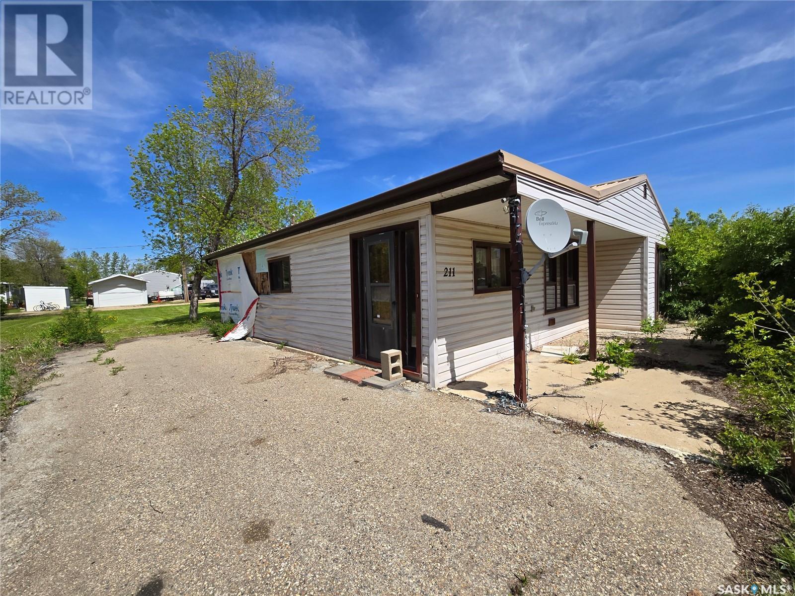 211 2nd Avenue, Lampman, Saskatchewan  S0C 0B5 - Photo 2 - SK943064