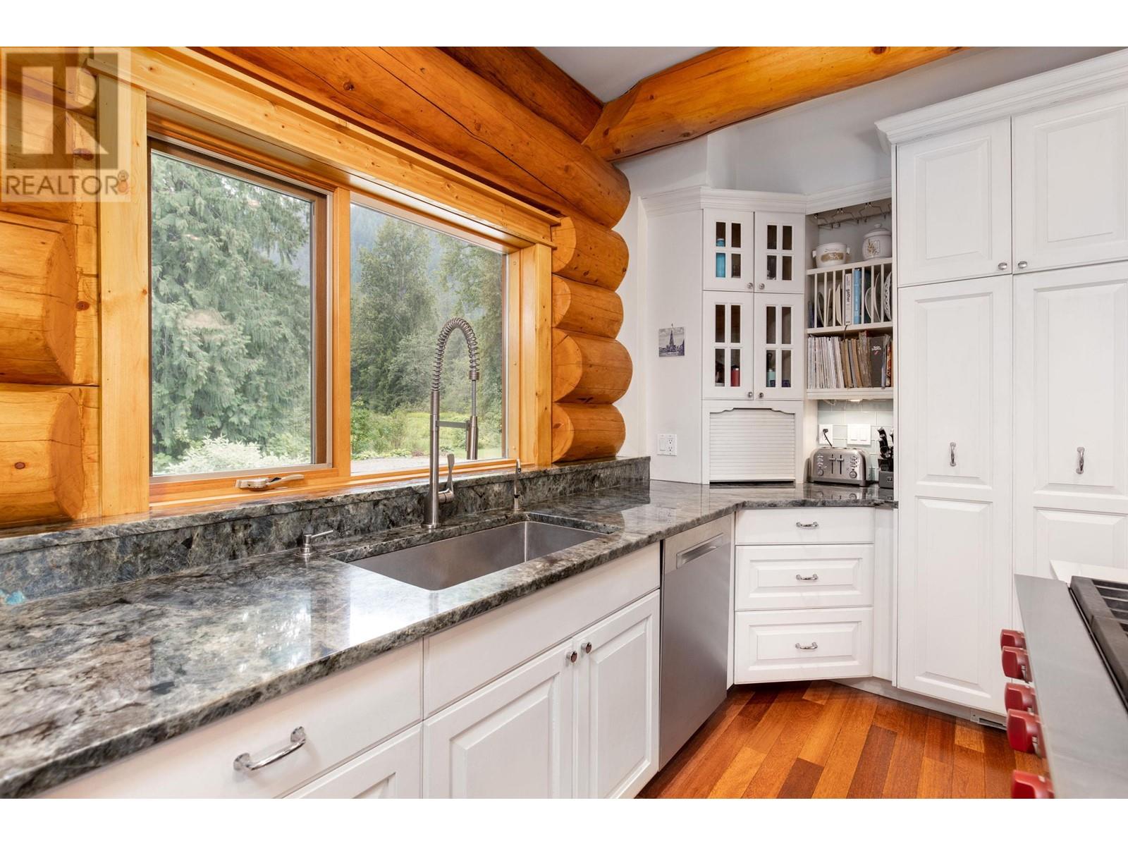 8225 Pemberton Meadows Road, Pemberton, British Columbia  V0N 2L2 - Photo 8 - R2810864