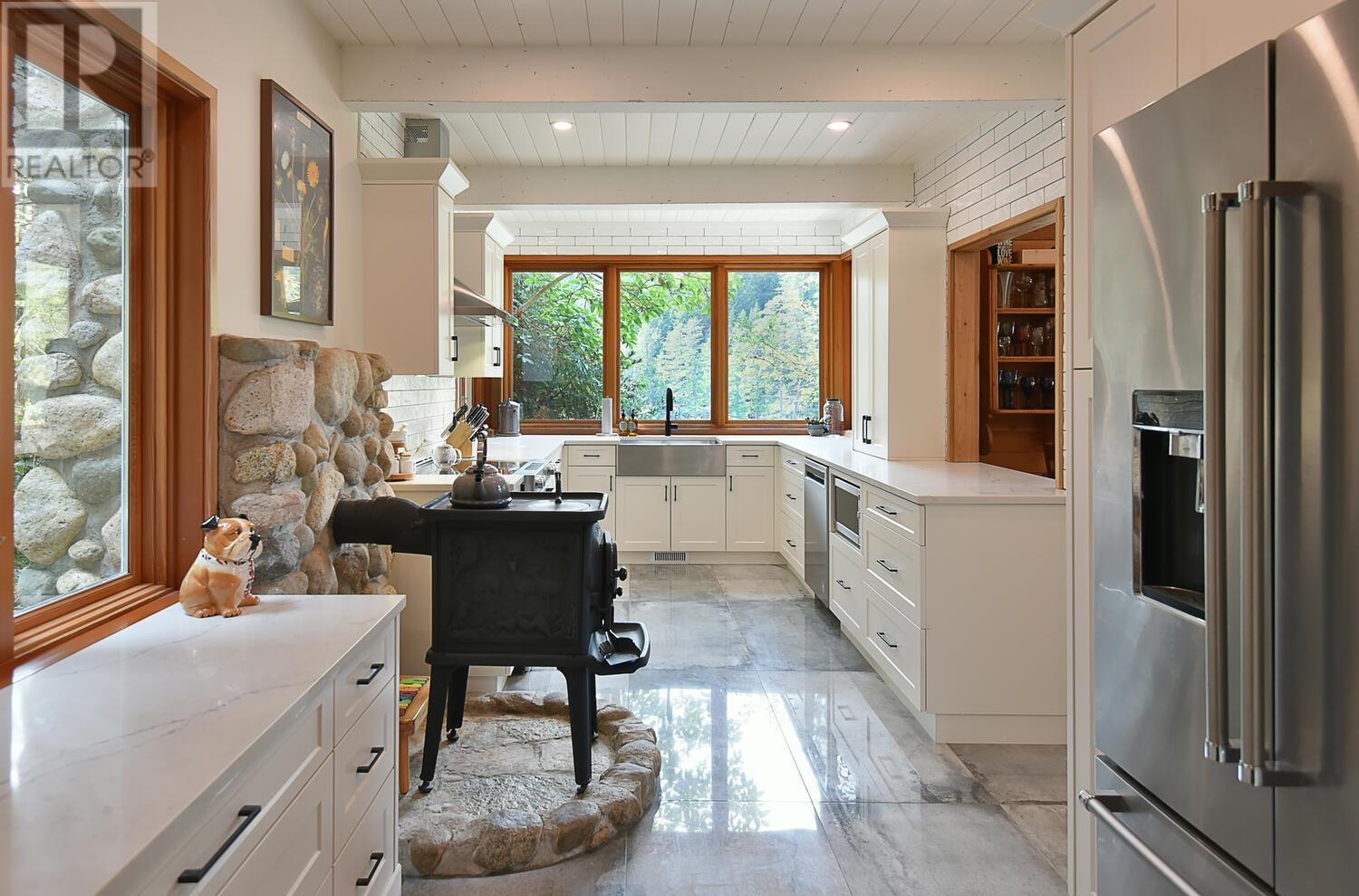 5466 Sans Souci Road, Halfmoon Bay, British Columbia  V7Z 1B6 - Photo 11 - R2810441