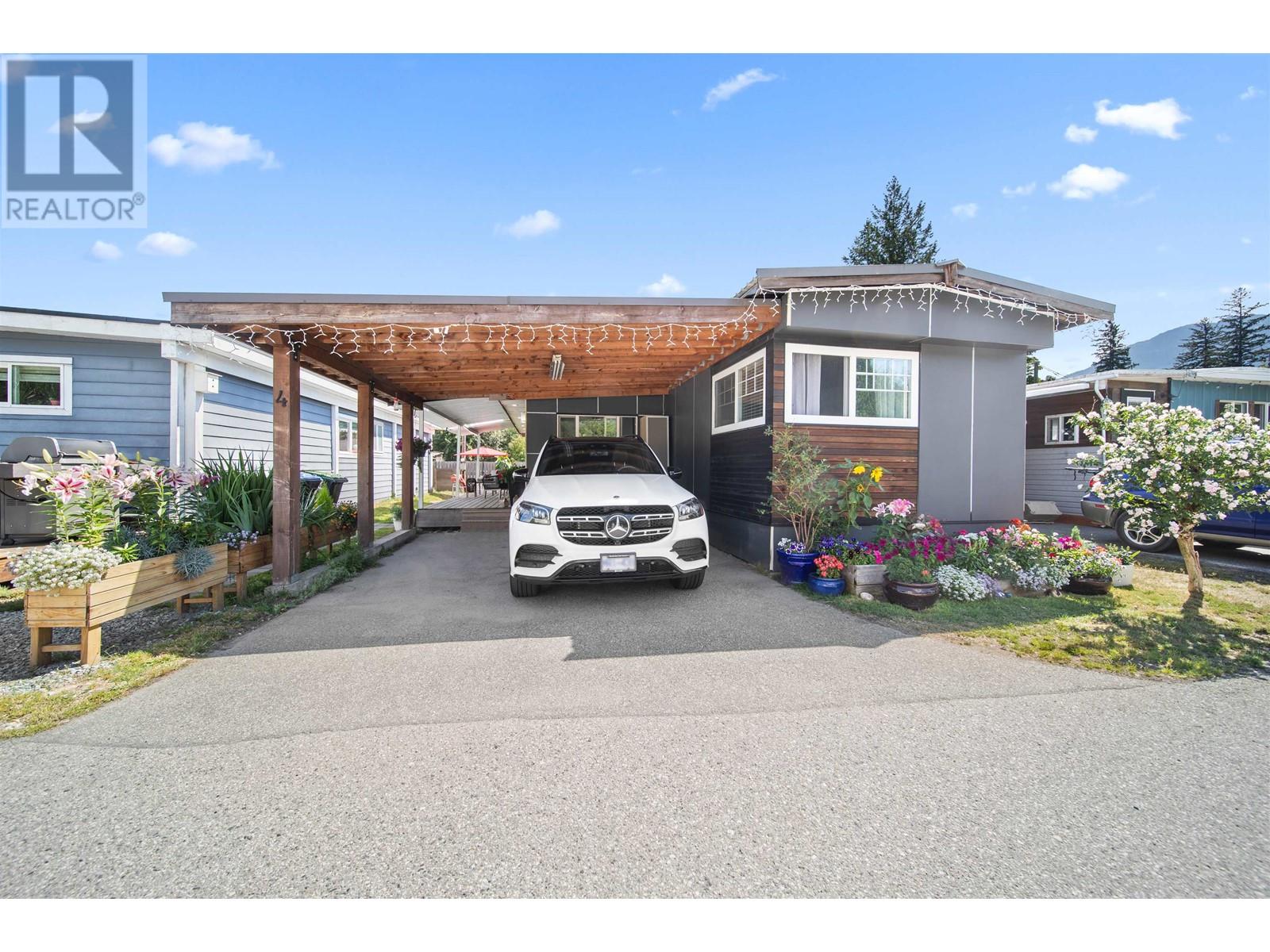 4 39768 Government Road, Squamish, British Columbia  V8B 0B6 - Photo 2 - R2811054