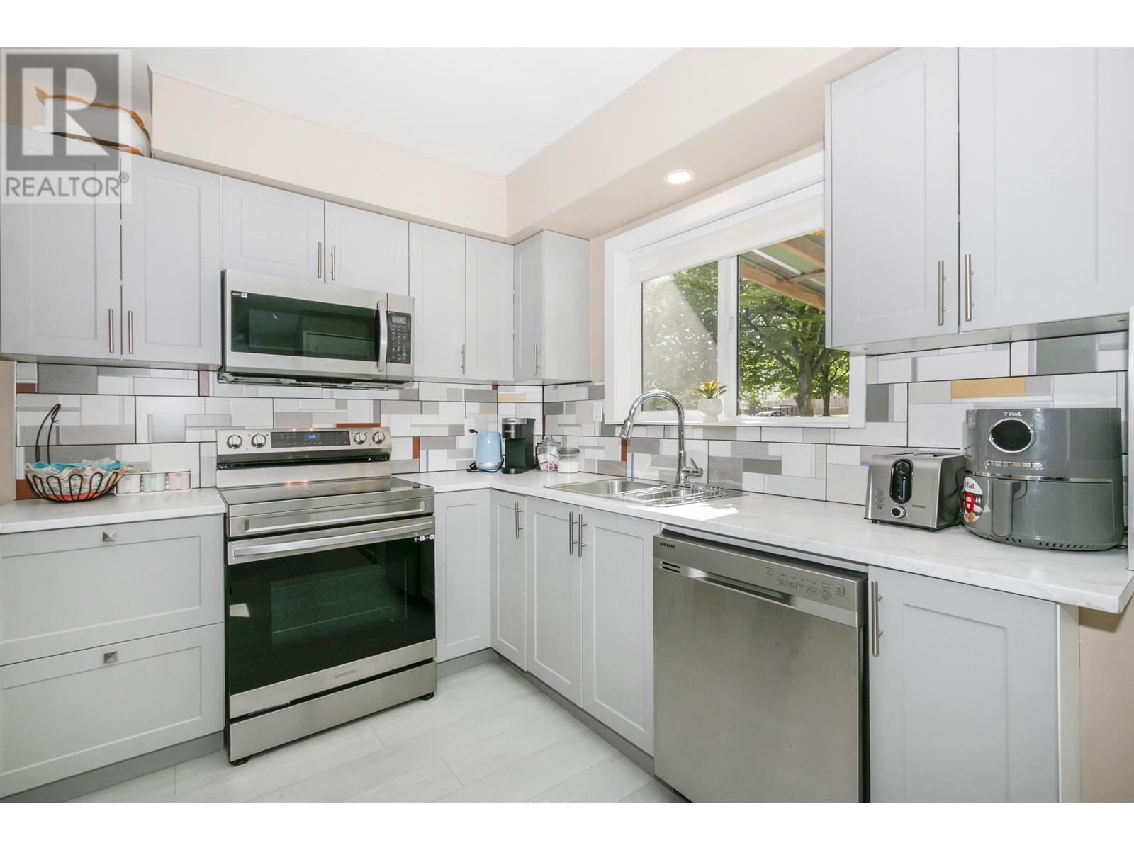3625 Monmouth Avenue, Vancouver, British Columbia  V5R 5S4 - Photo 4 - R2811118
