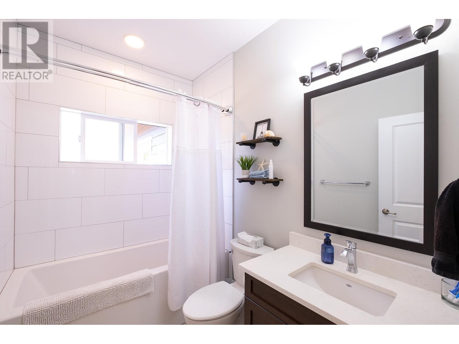 426 Solaz Place, Gibsons, British Columbia  V0N 1V5 - Photo 12 - R2811312