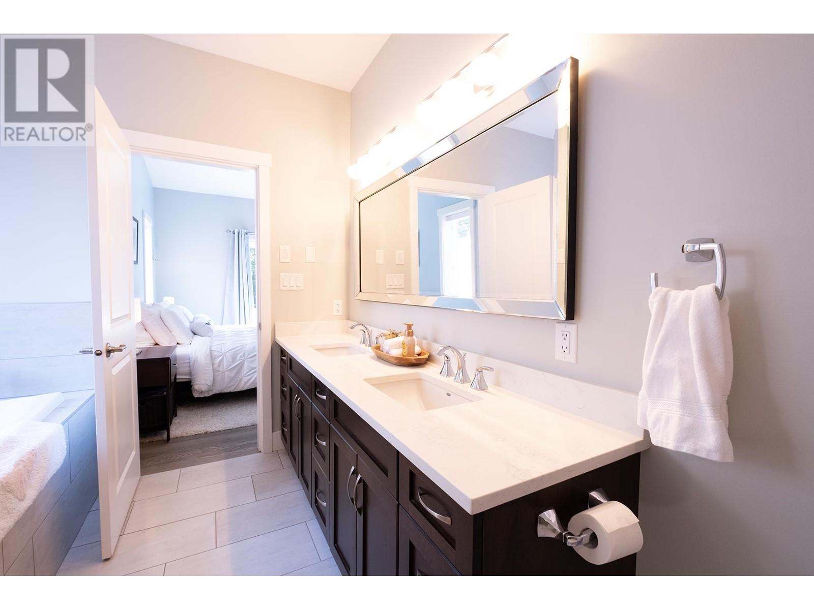 426 Solaz Place, Gibsons, British Columbia  V0N 1V5 - Photo 17 - R2811312