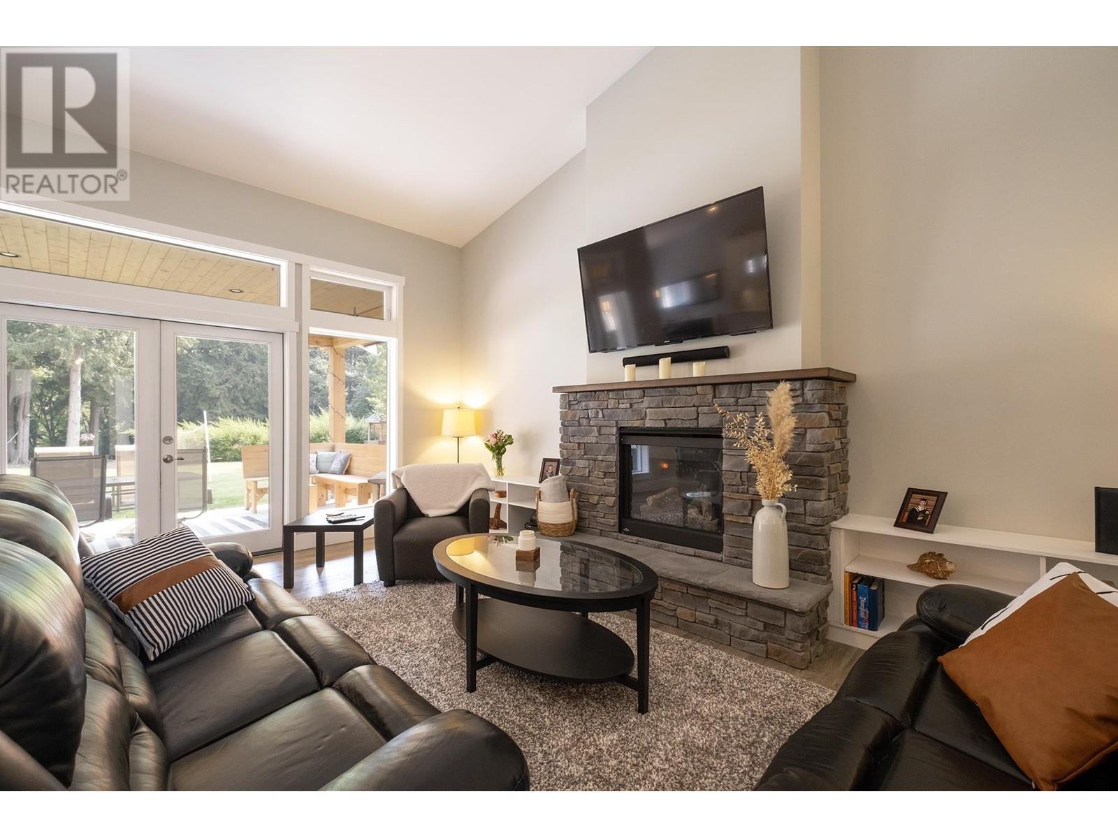 426 Solaz Place, Gibsons, British Columbia  V0N 1V5 - Photo 2 - R2811312