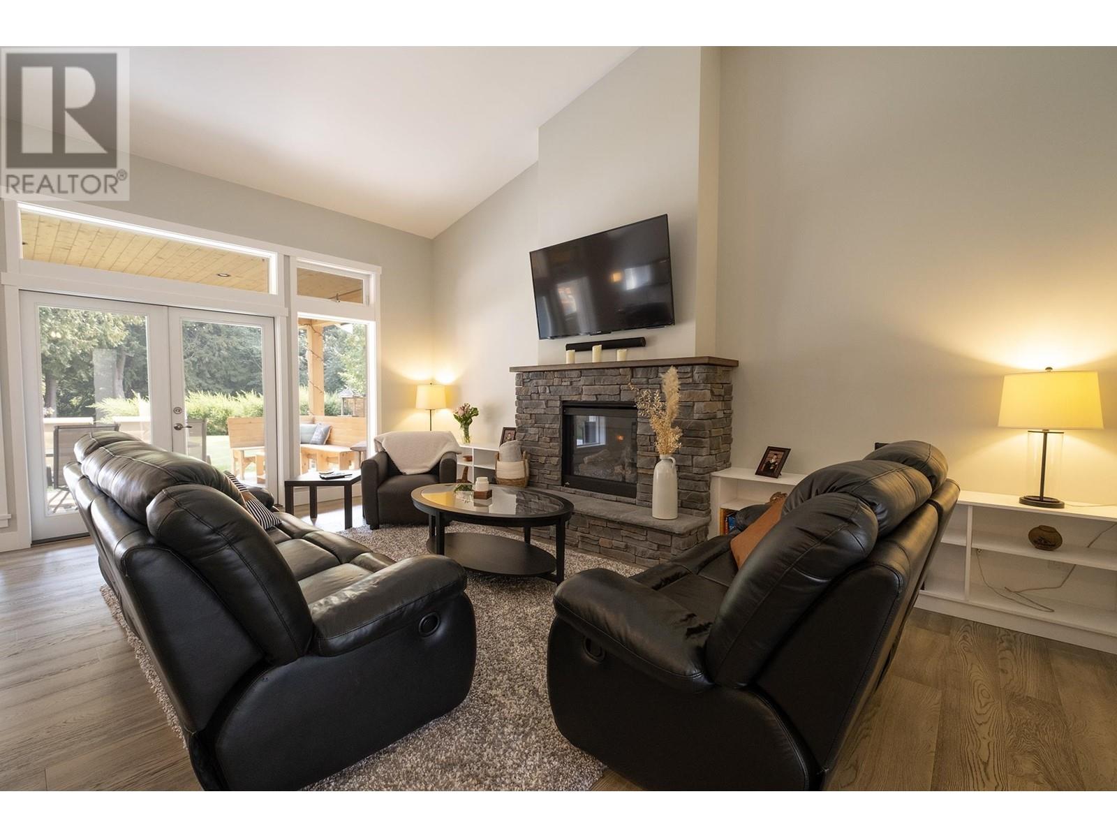 426 Solaz Place, Gibsons, British Columbia  V0N 1V5 - Photo 3 - R2811312