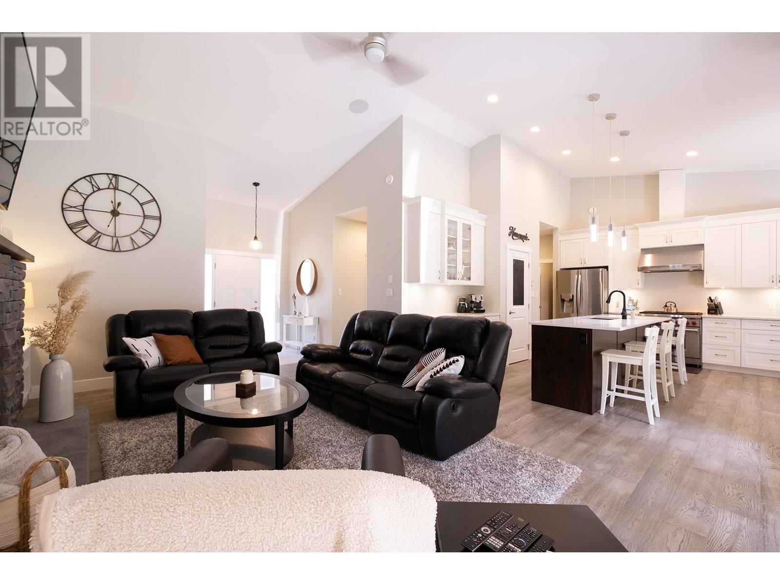 426 Solaz Place, Gibsons, British Columbia  V0N 1V5 - Photo 5 - R2811312
