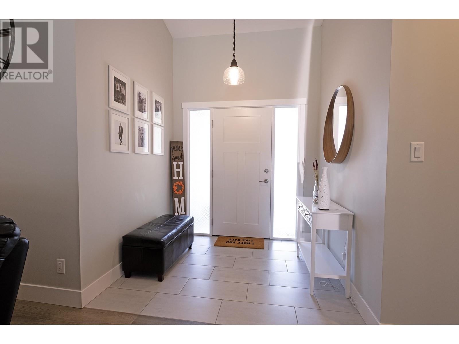 426 Solaz Place, Gibsons, British Columbia  V0N 1V5 - Photo 6 - R2811312