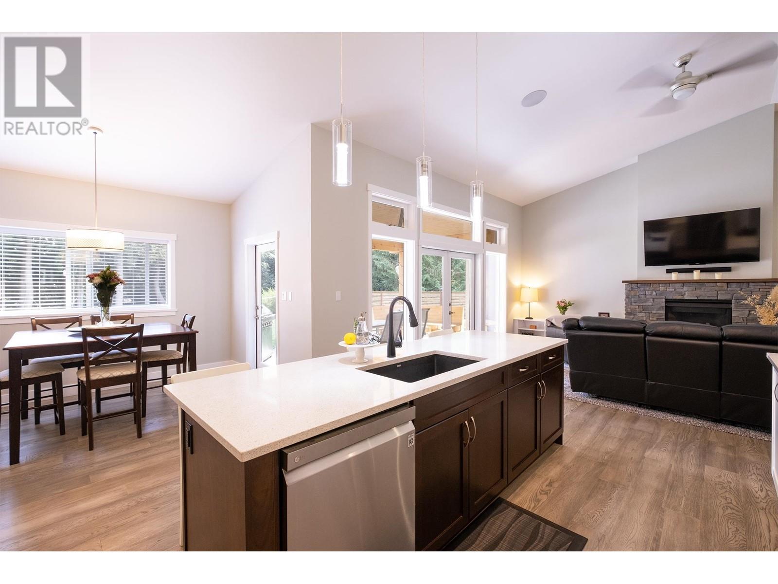426 Solaz Place, Gibsons, British Columbia  V0N 1V5 - Photo 9 - R2811312