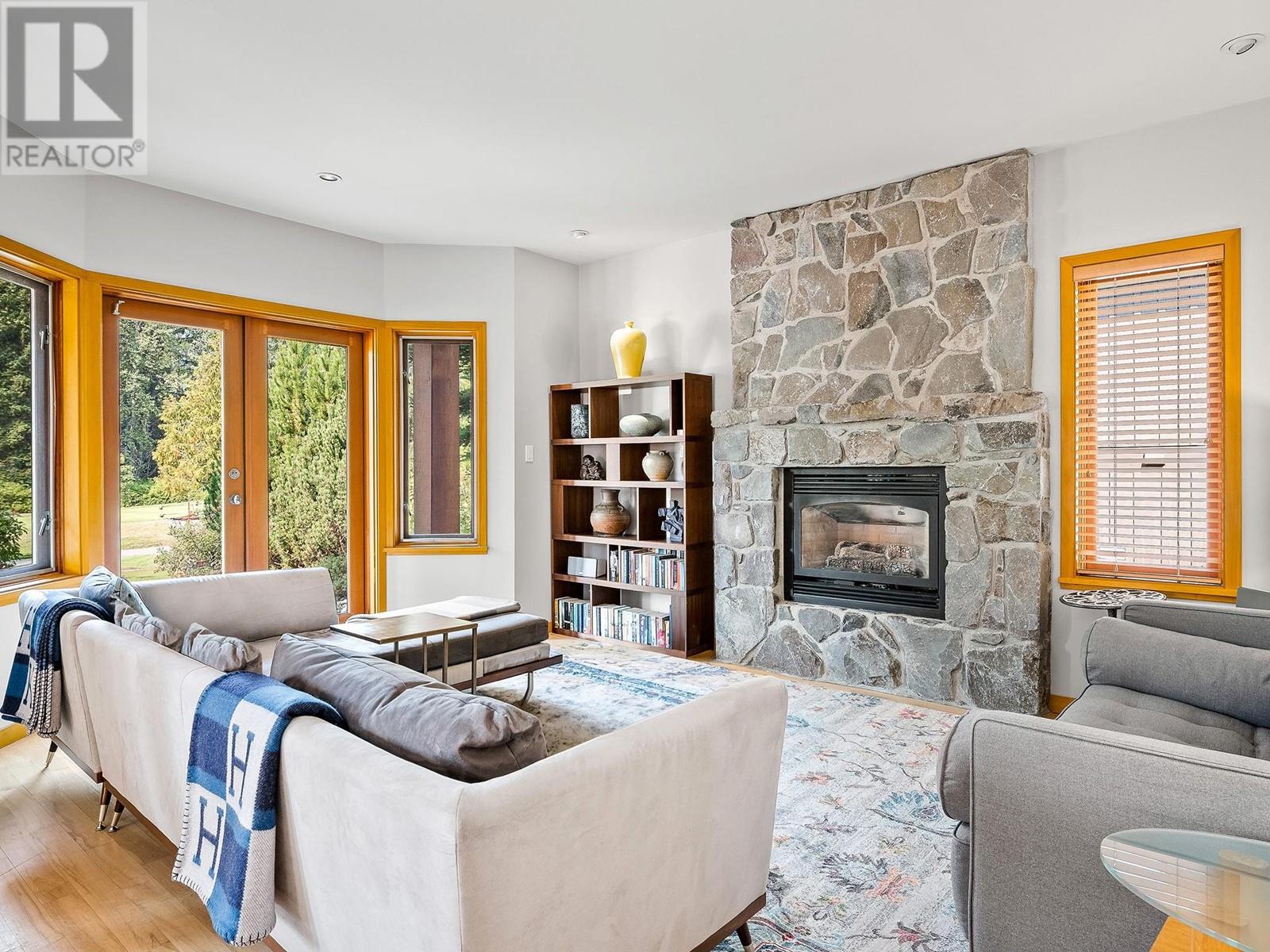 8107 Muirfield Crescent, Whistler, British Columbia  V8E 1J7 - Photo 2 - R2811387