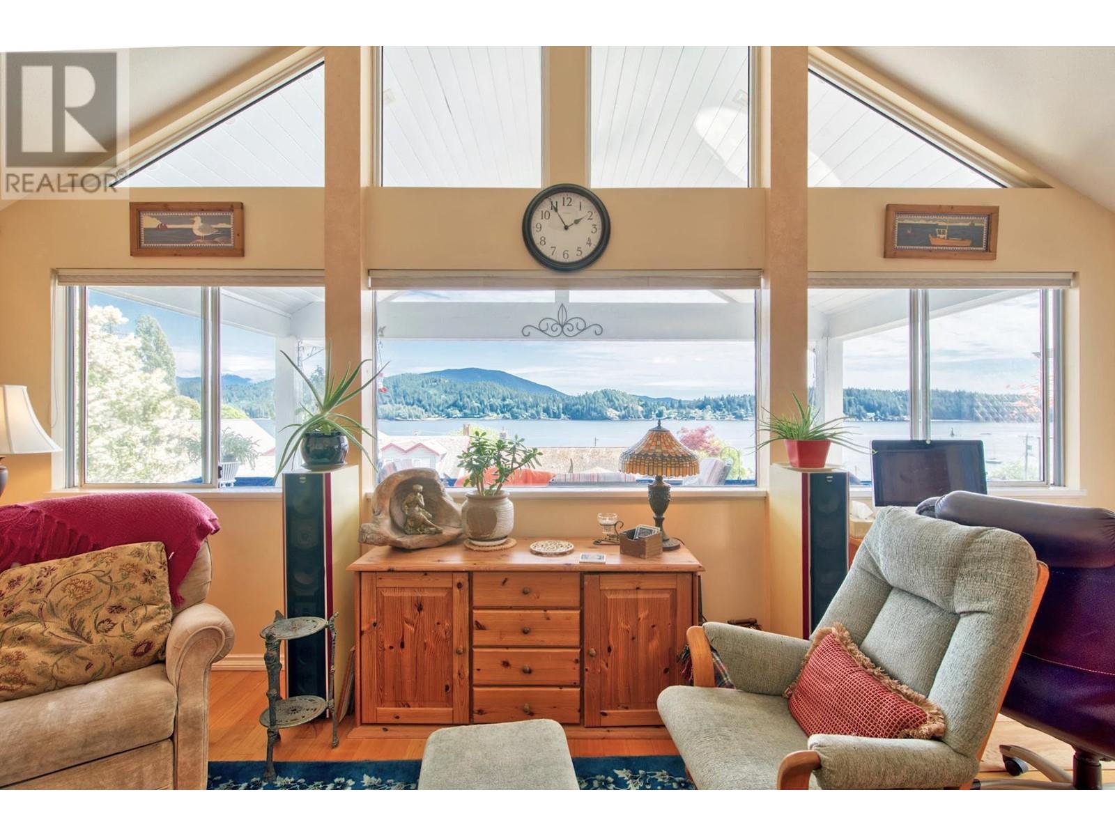 616 Seaview Road, Gibsons, British Columbia  V0N 1V9 - Photo 2 - R2811405