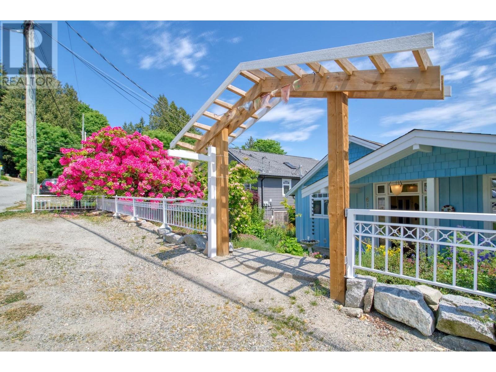 616 Seaview Road, Gibsons, British Columbia  V0N 1V9 - Photo 8 - R2811405