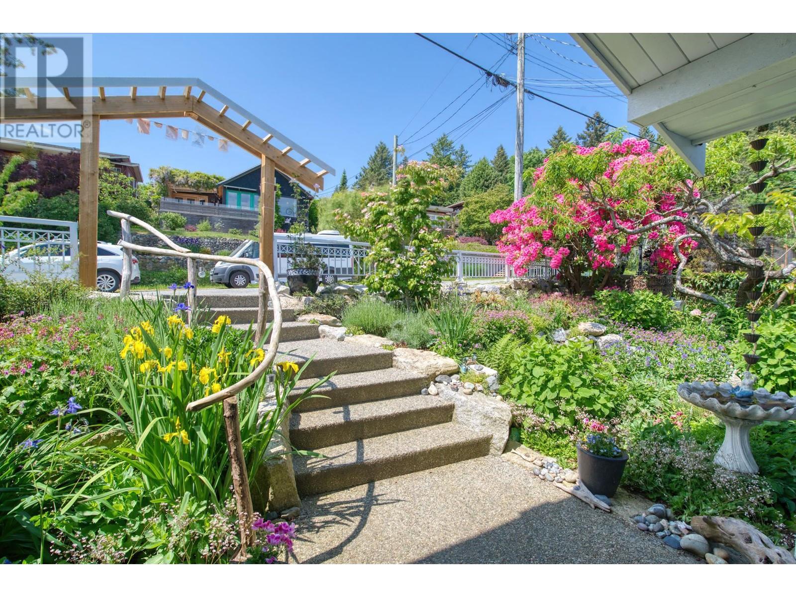 616 Seaview Road, Gibsons, British Columbia  V0N 1V9 - Photo 9 - R2811405
