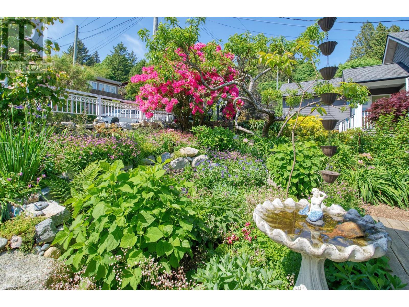 616 Seaview Road, Gibsons, British Columbia  V0N 1V9 - Photo 7 - R2811405