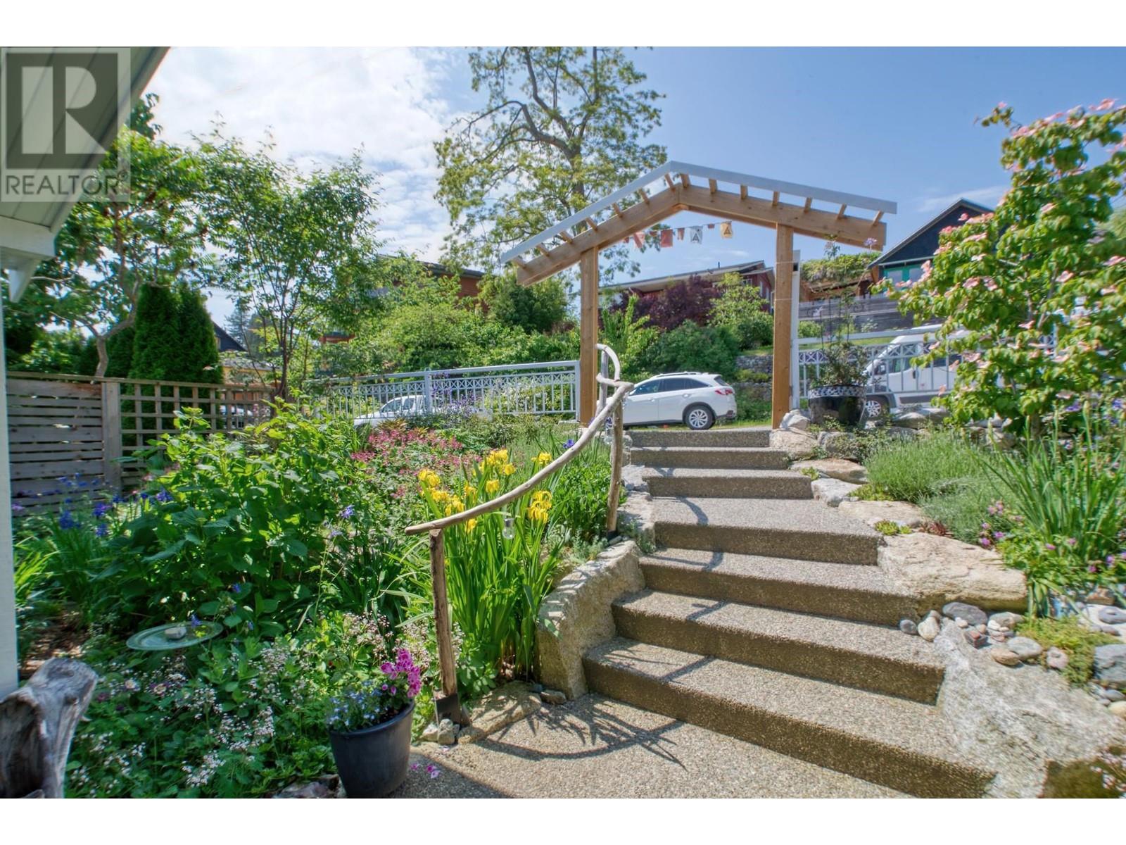 616 Seaview Road, Gibsons, British Columbia  V0N 1V9 - Photo 6 - R2811405