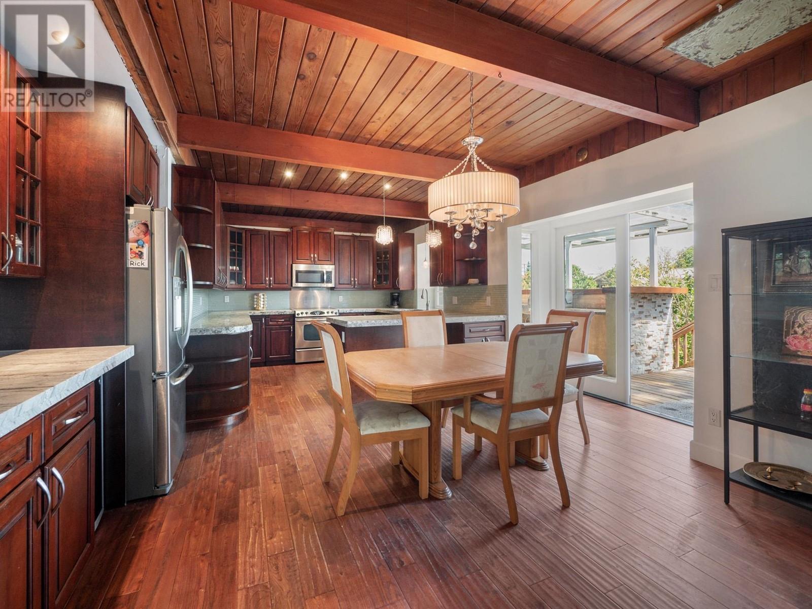 430 Aldersprings Road, Gibsons, British Columbia  V0N 1V0 - Photo 3 - R2811456