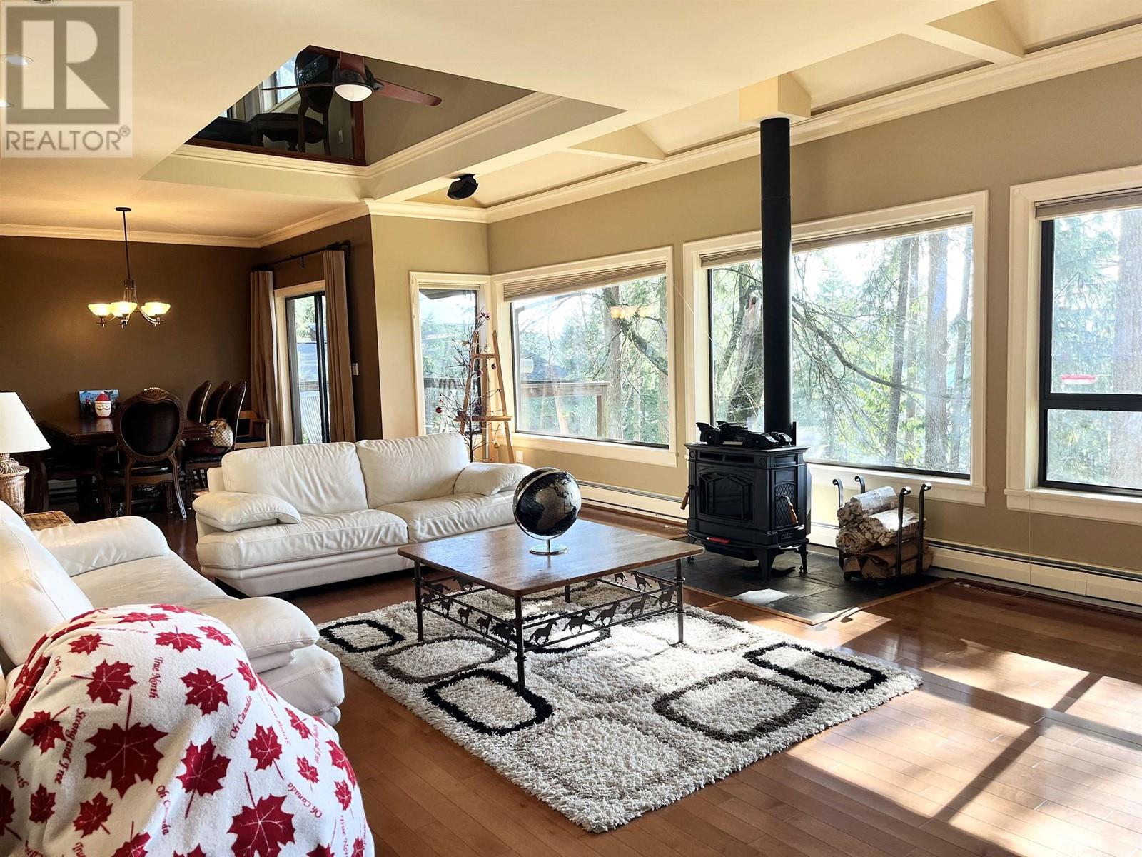380 Mountain Drive, Lions Bay, British Columbia  V0N 2E0 - Photo 2 - R2811568