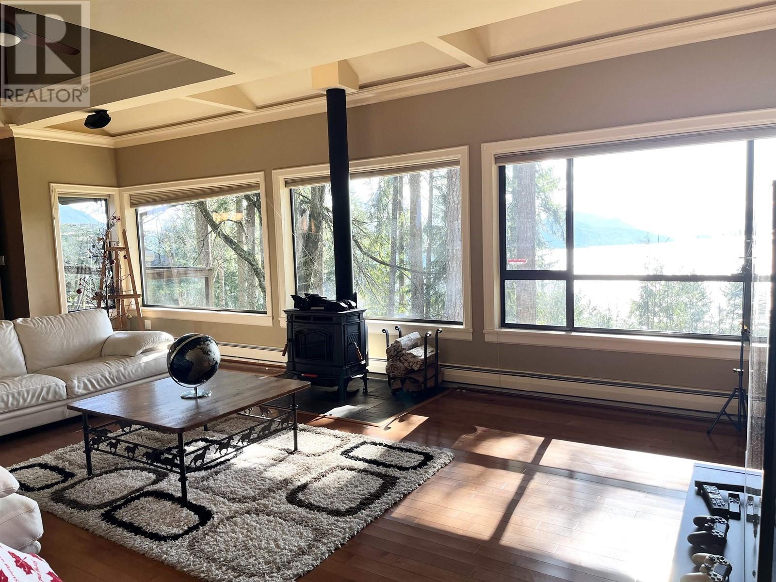 380 Mountain Drive, Lions Bay, British Columbia  V0N 2E0 - Photo 3 - R2811568