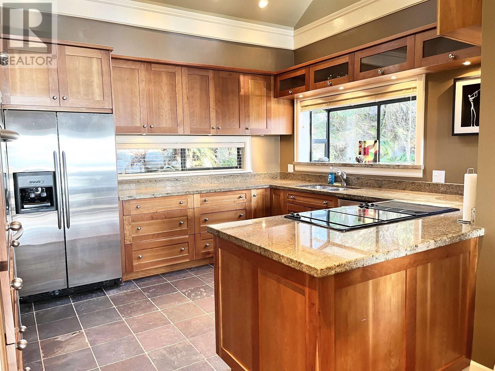 380 Mountain Drive, Lions Bay, British Columbia  V0N 2E0 - Photo 6 - R2811568
