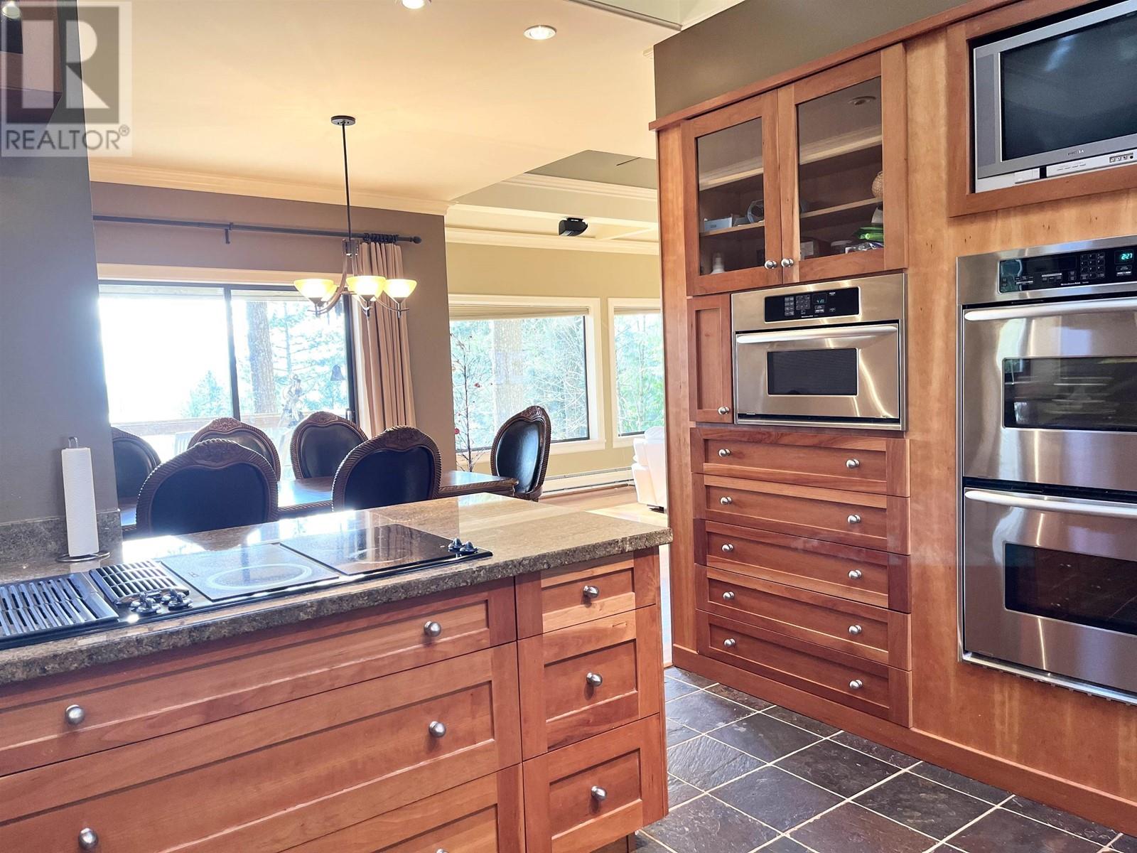380 Mountain Drive, Lions Bay, British Columbia  V0N 2E0 - Photo 7 - R2811568