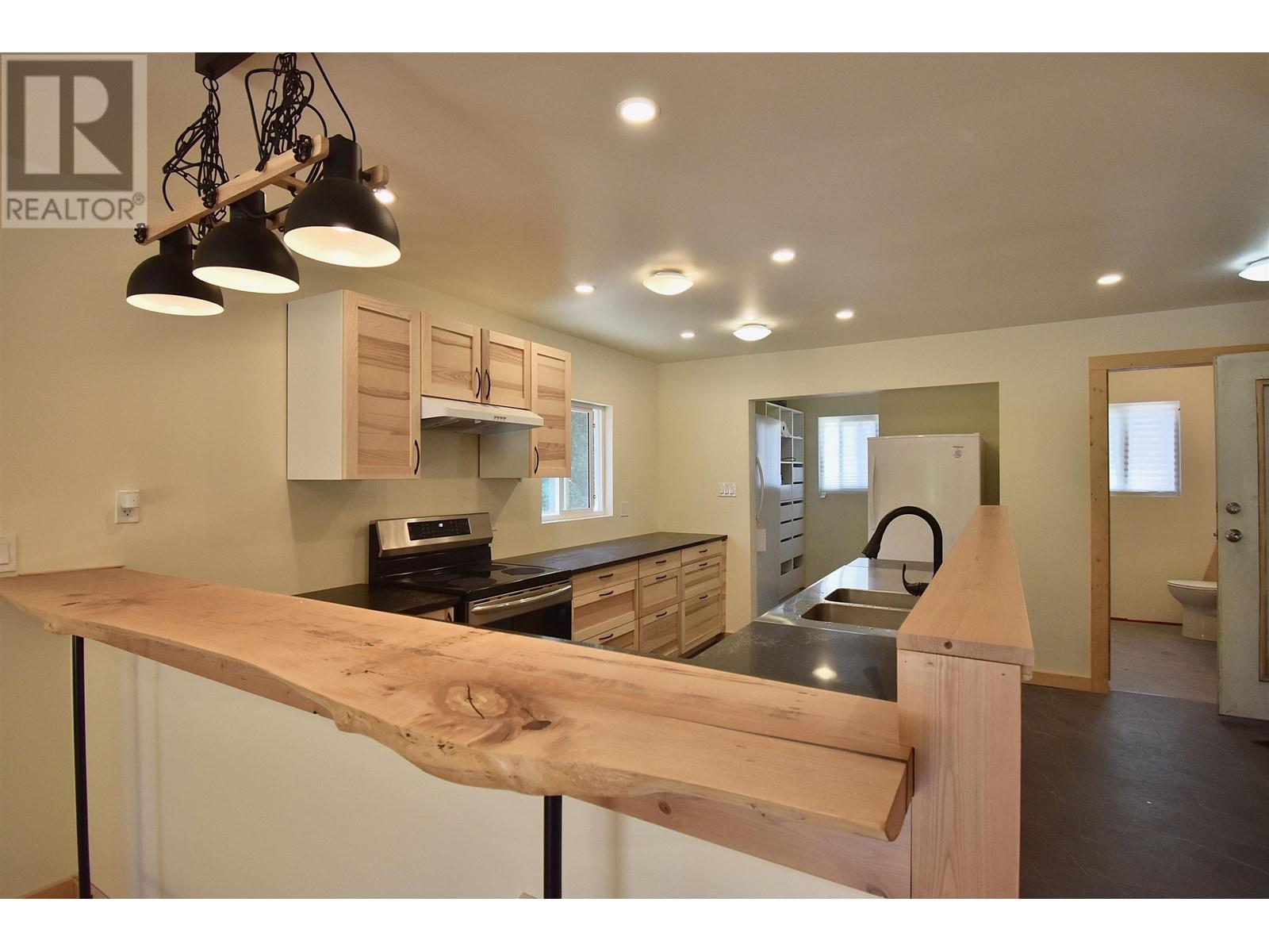 916 North Road, Gibsons, British Columbia  V0N 1V7 - Photo 10 - R2798418