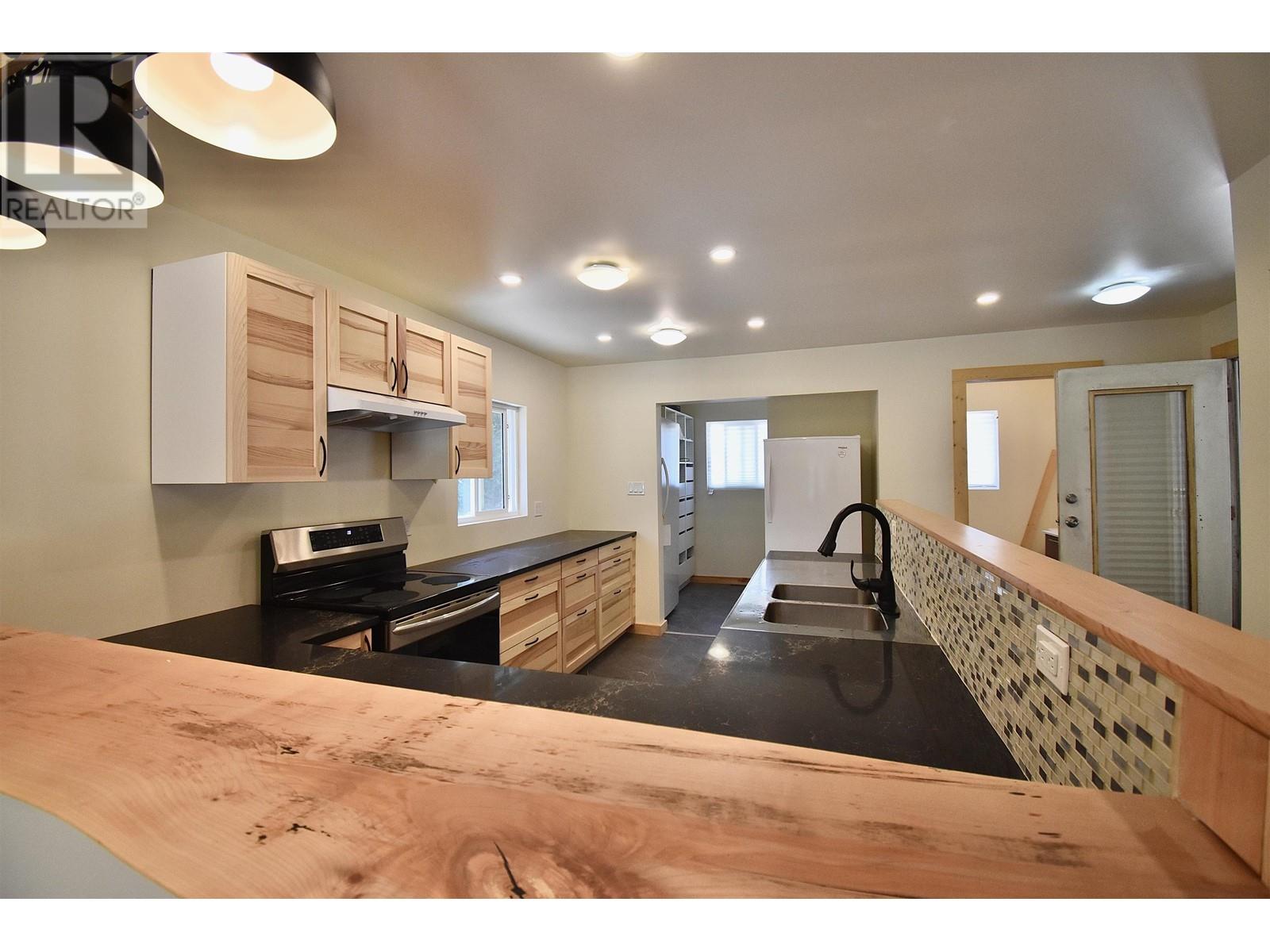 916 North Road, Gibsons, British Columbia  V0N 1V7 - Photo 9 - R2798418