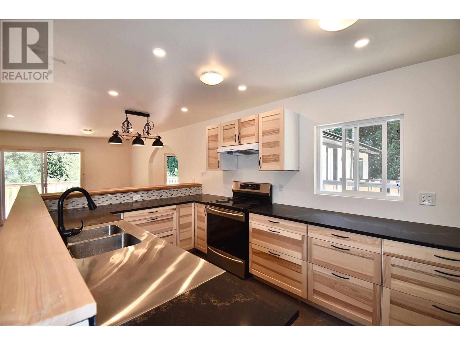 916 North Road, Gibsons, British Columbia  V0N 1V7 - Photo 6 - R2798418