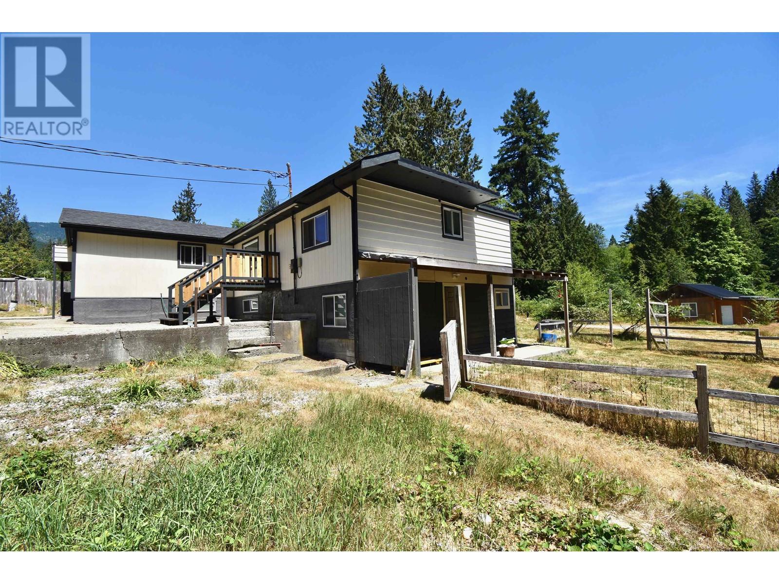 916 North Road, Gibsons, British Columbia  V0N 1V7 - Photo 5 - R2798418