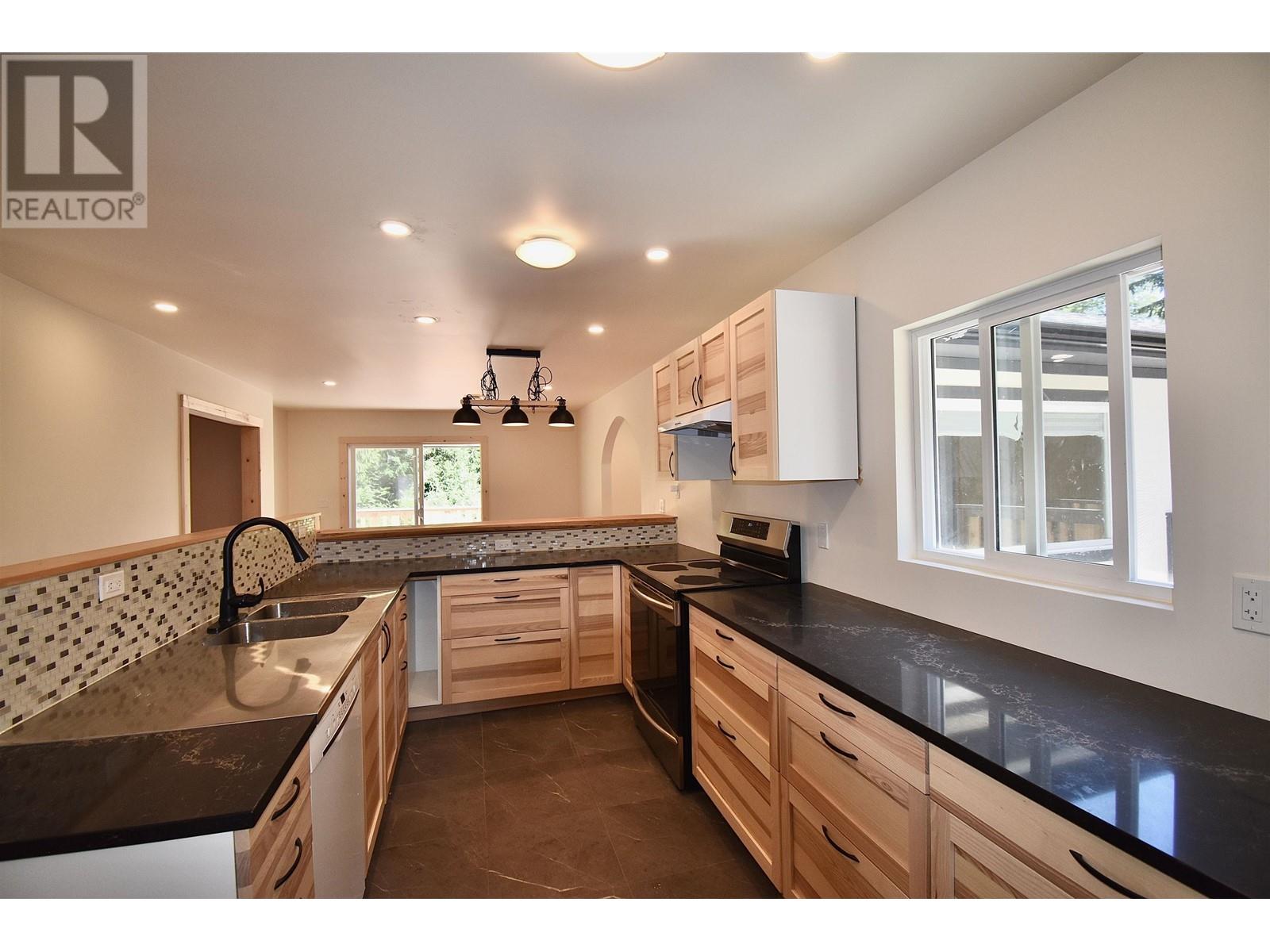 916 North Road, Gibsons, British Columbia  V0N 1V7 - Photo 7 - R2798418