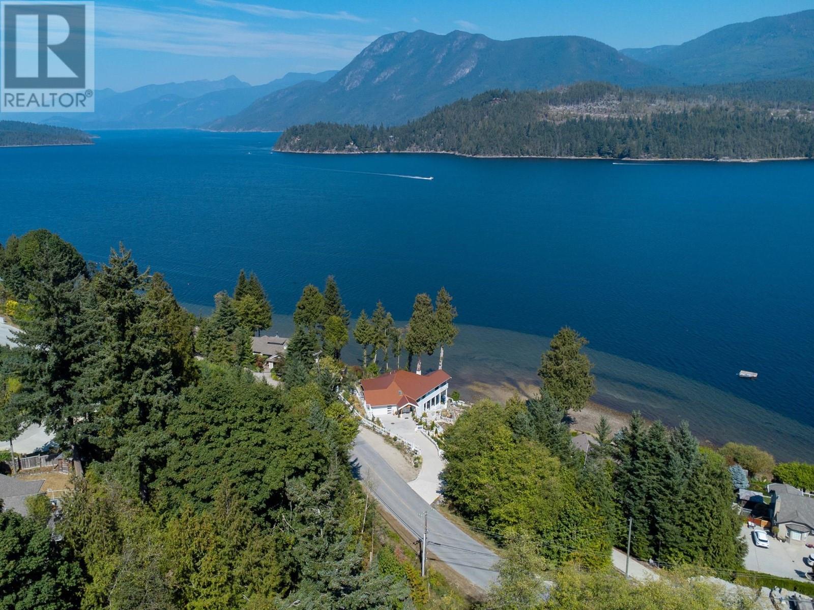 6406 N Gale Avenue, Sechelt, British Columbia  V7Z 0L1 - Photo 2 - R2812052