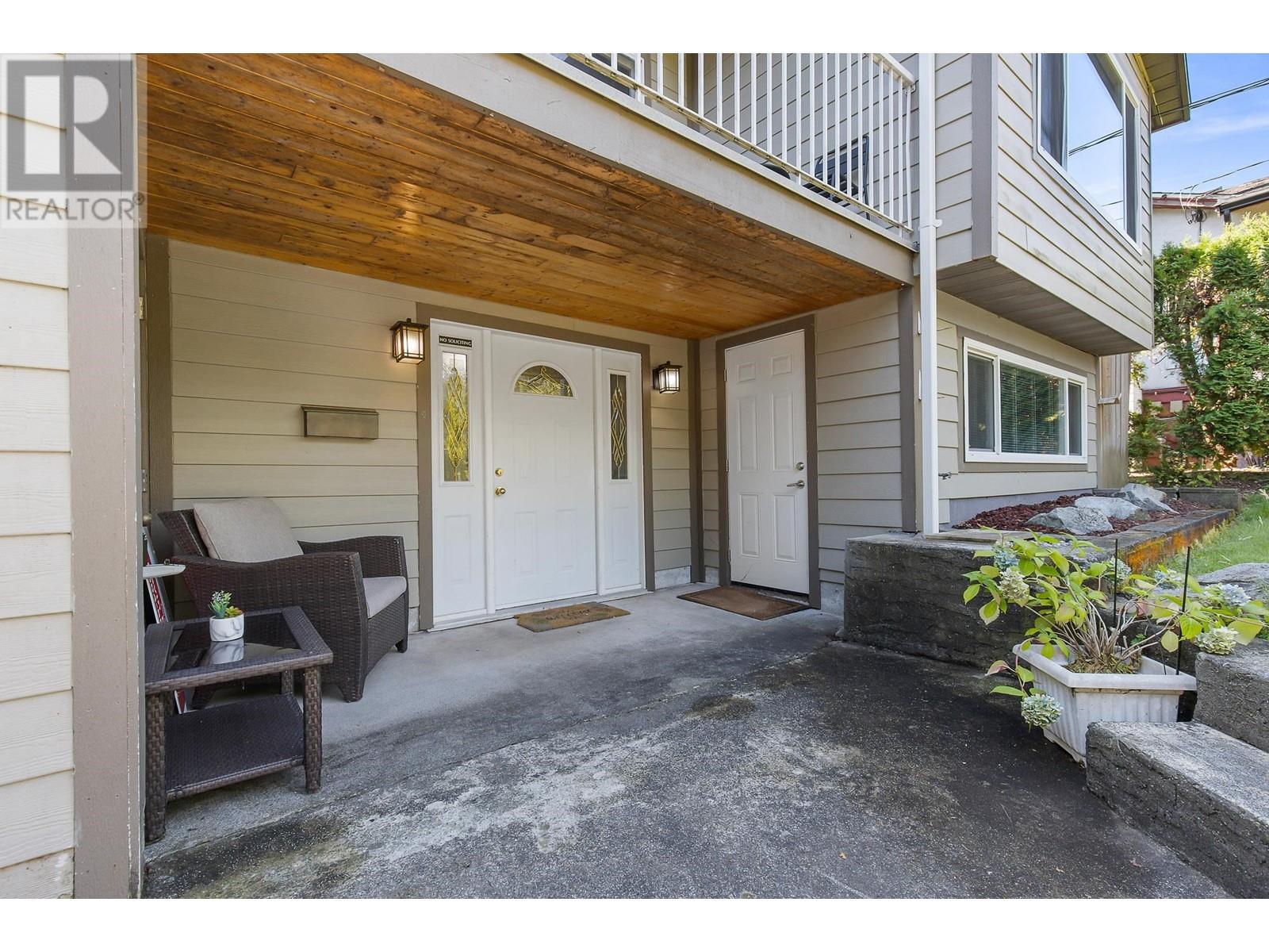 21764 Howison Avenue, Maple Ridge, British Columbia  V2X 2W6 - Photo 3 - R2807068