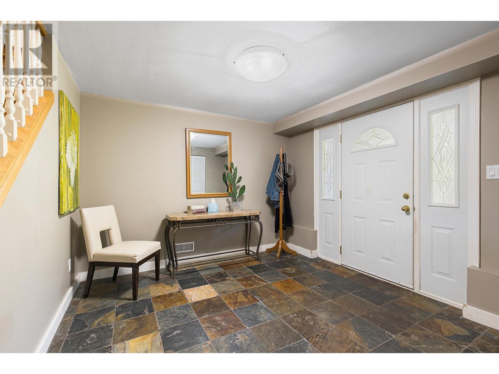 21764 Howison Avenue, Maple Ridge, British Columbia  V2X 2W6 - Photo 4 - R2807068