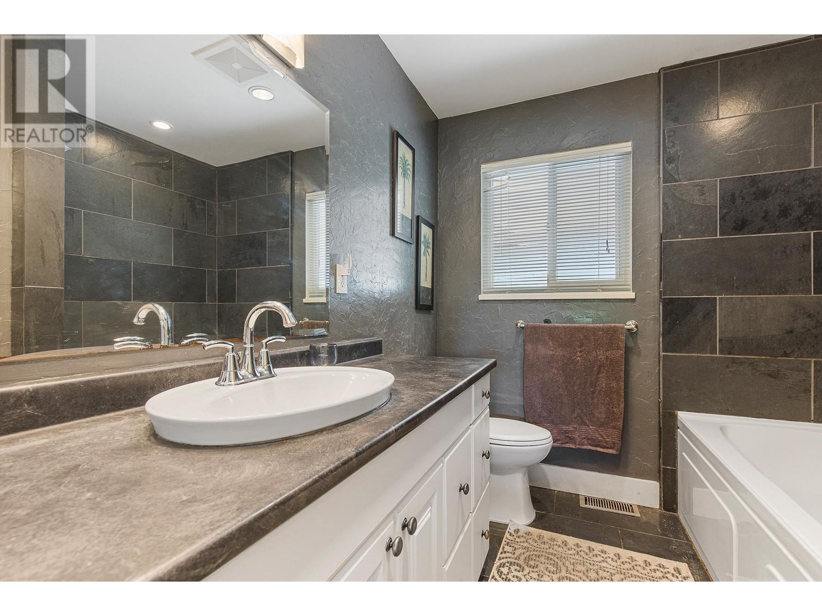 21764 Howison Avenue, Maple Ridge, British Columbia  V2X 2W6 - Photo 22 - R2807068