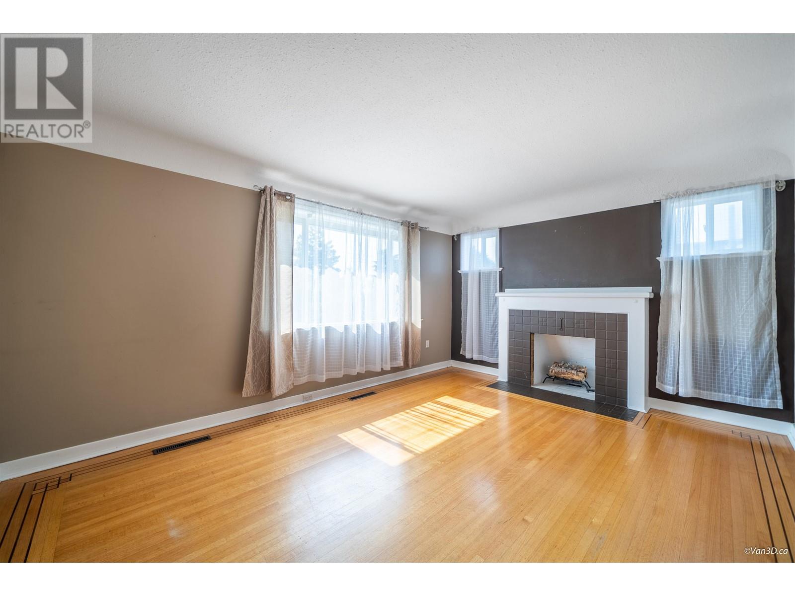 1823 Eighth Avenue, New Westminster, British Columbia  V3M 2S9 - Photo 2 - R2812321