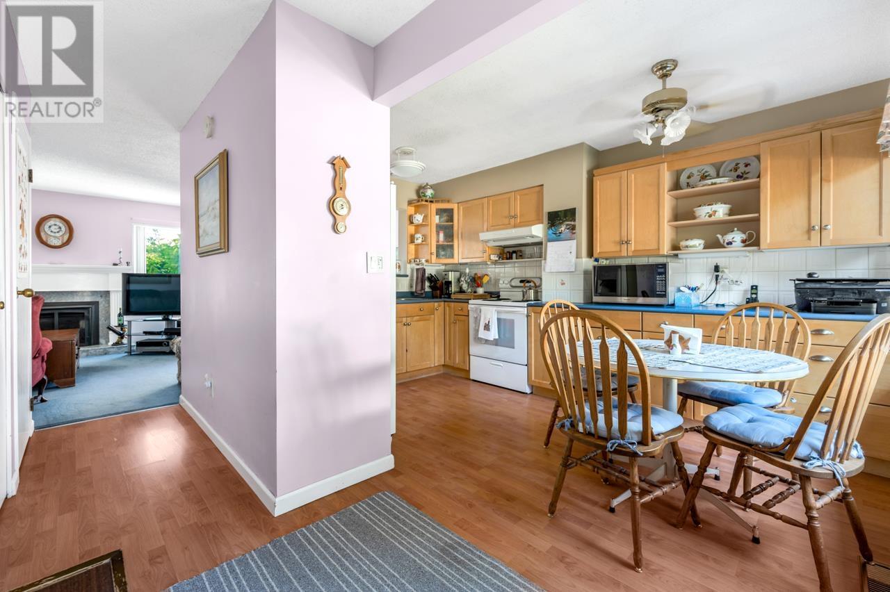 4716 Willowdale Place, Burnaby, British Columbia  V5G 4B4 - Photo 5 - R2812395