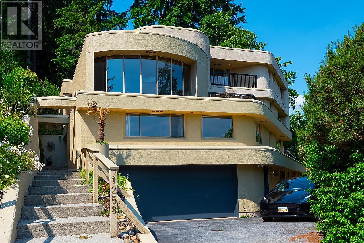 1258 Coleman Close, North Vancouver, British Columbia  V7K 3C2 - Photo 2 - R2812357