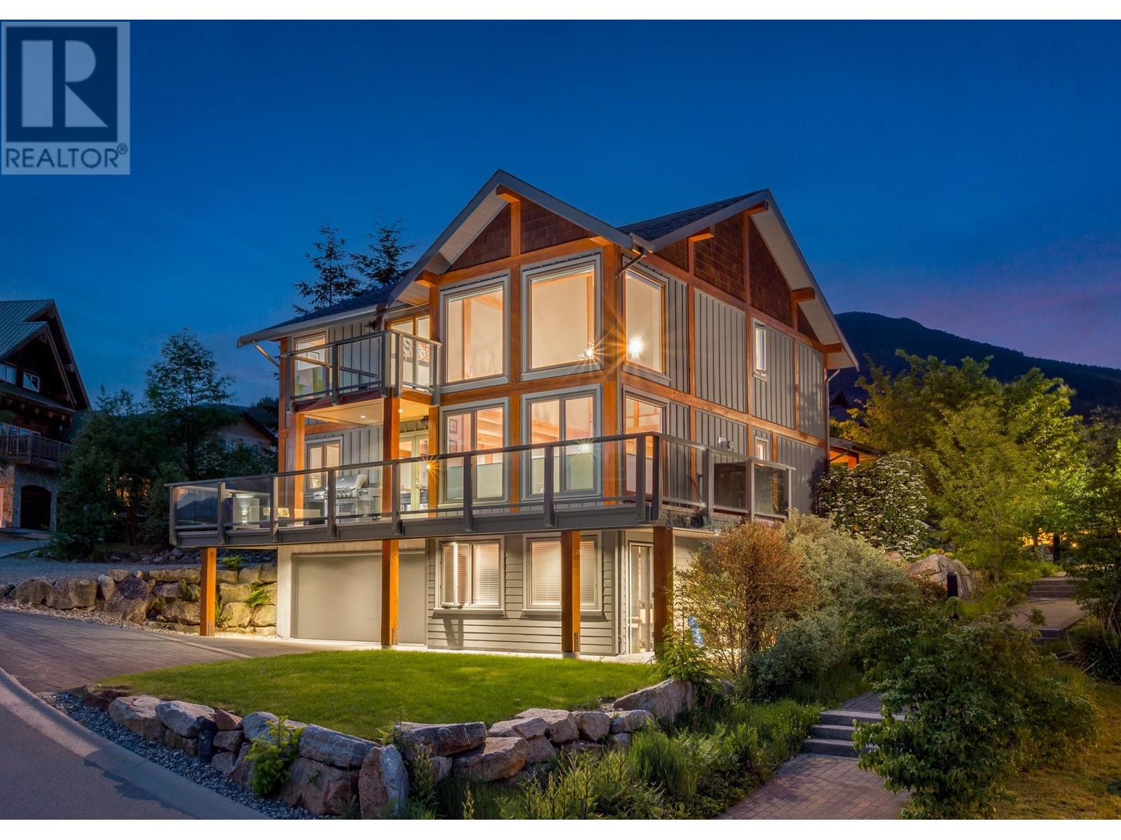 2939 Strangway Place, Squamish, British Columbia  V8B 0P8 - Photo 2 - R2812787