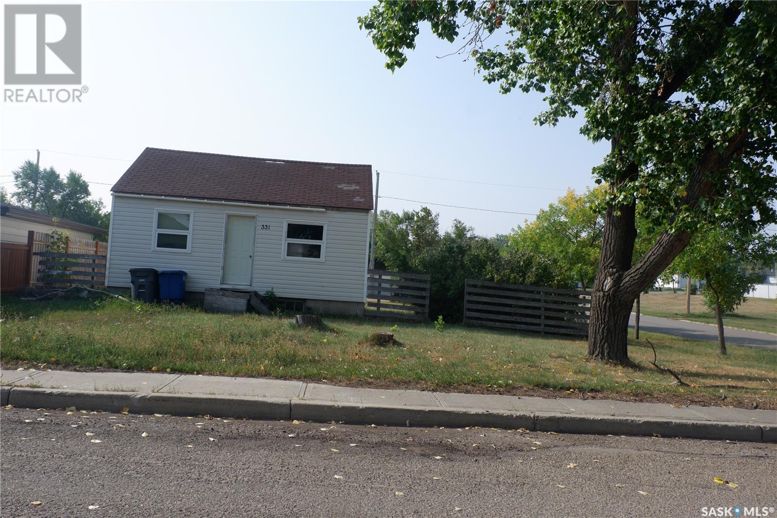 331 2nd Avenue W, Assiniboia, Saskatchewan  S0H 0B0 - Photo 2 - SK944549