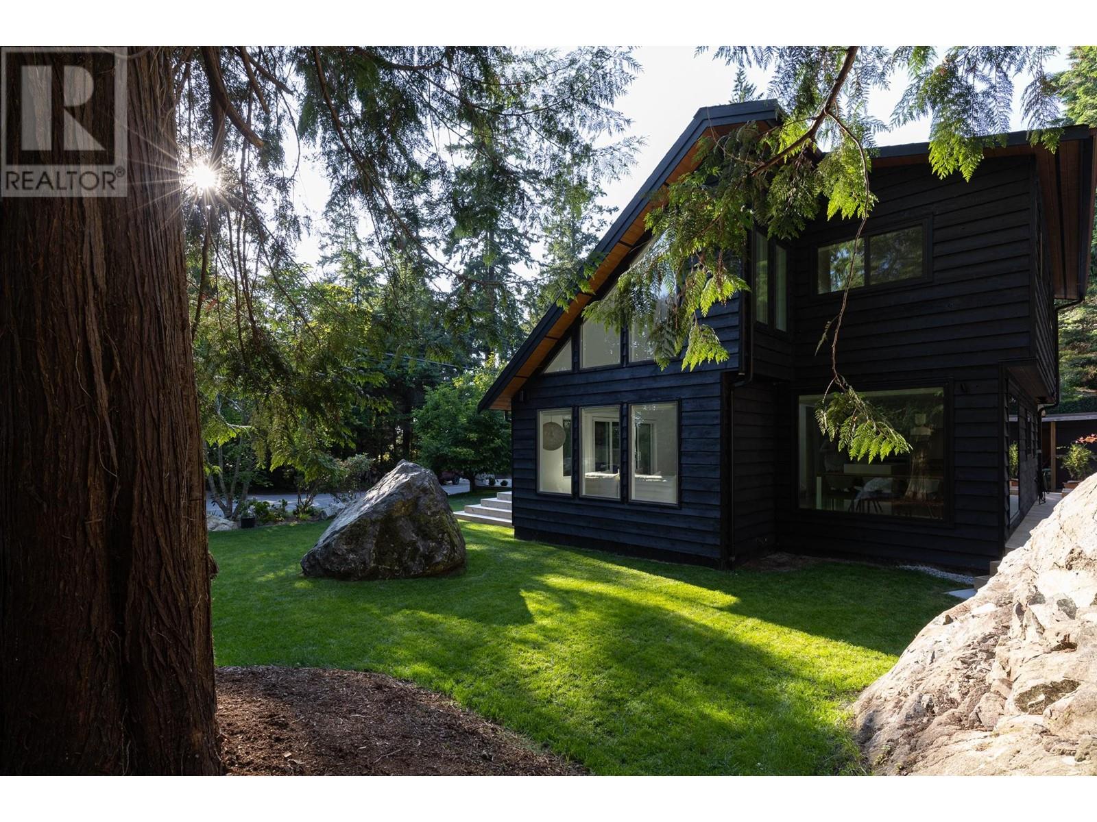 8590 Redrooffs Road, Halfmoon Bay, British Columbia  V7Z 1A9 - Photo 10 - R2813579