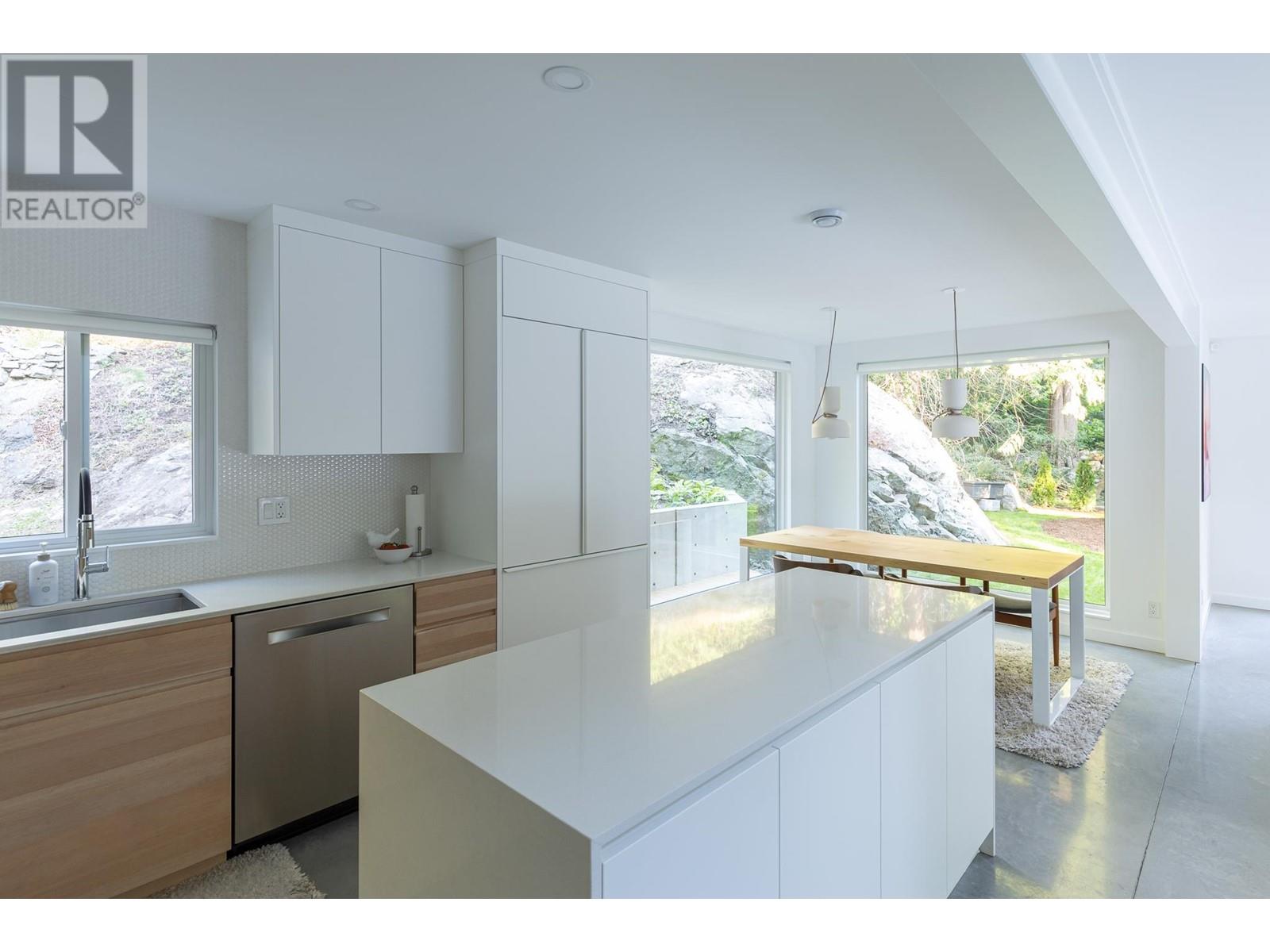 8590 Redrooffs Road, Halfmoon Bay, British Columbia  V7Z 1A9 - Photo 18 - R2813579