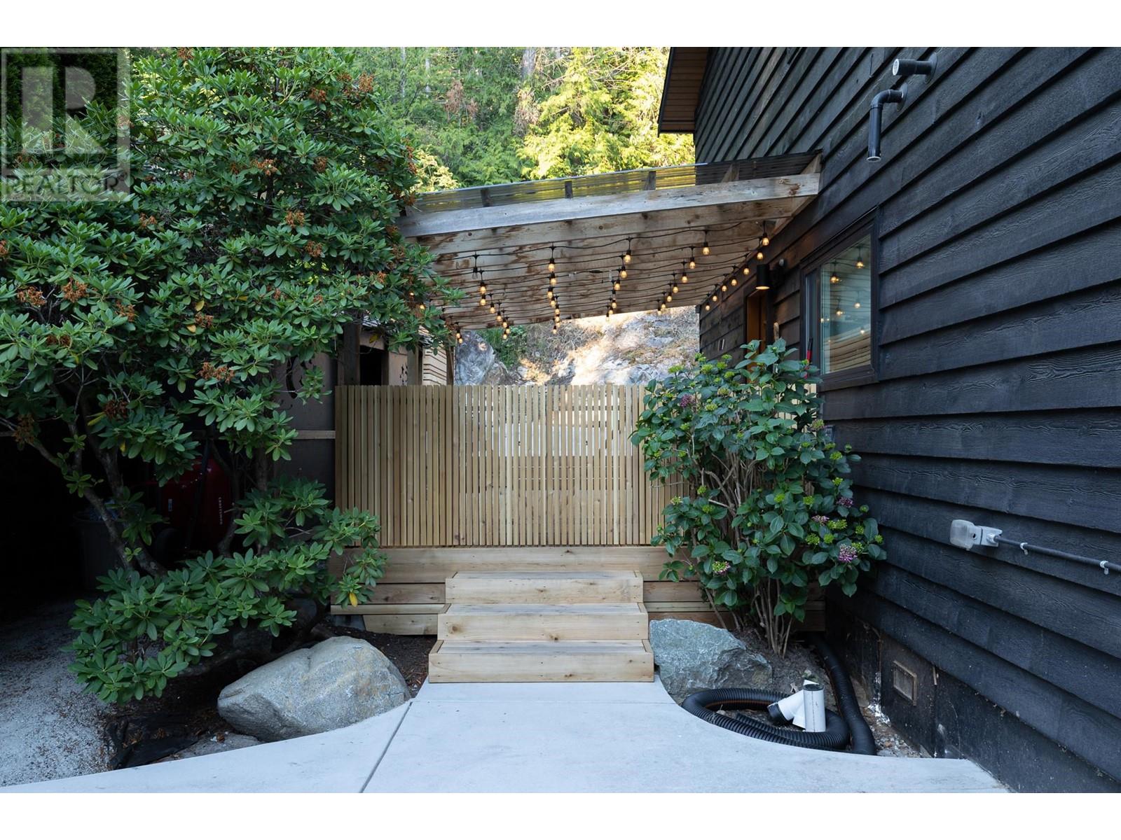 8590 Redrooffs Road, Halfmoon Bay, British Columbia  V7Z 1A9 - Photo 4 - R2813579
