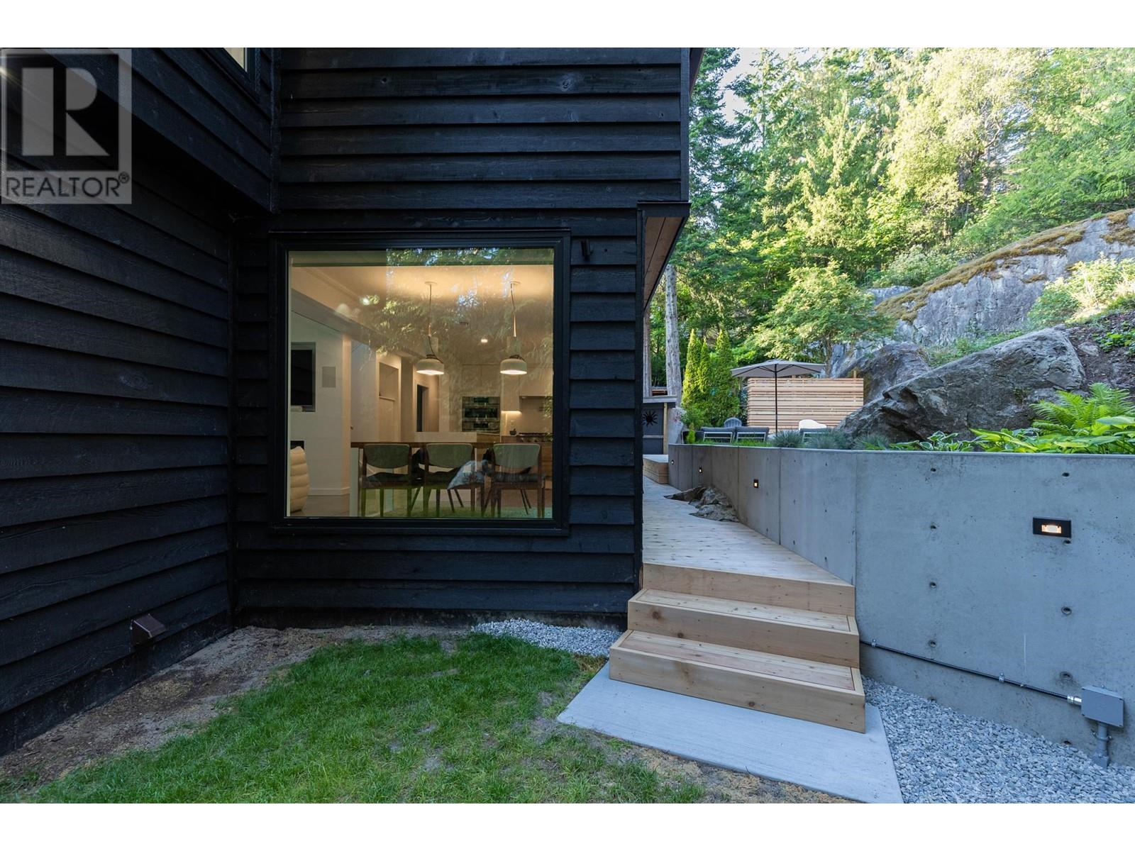 8590 Redrooffs Road, Halfmoon Bay, British Columbia  V7Z 1A9 - Photo 9 - R2813579