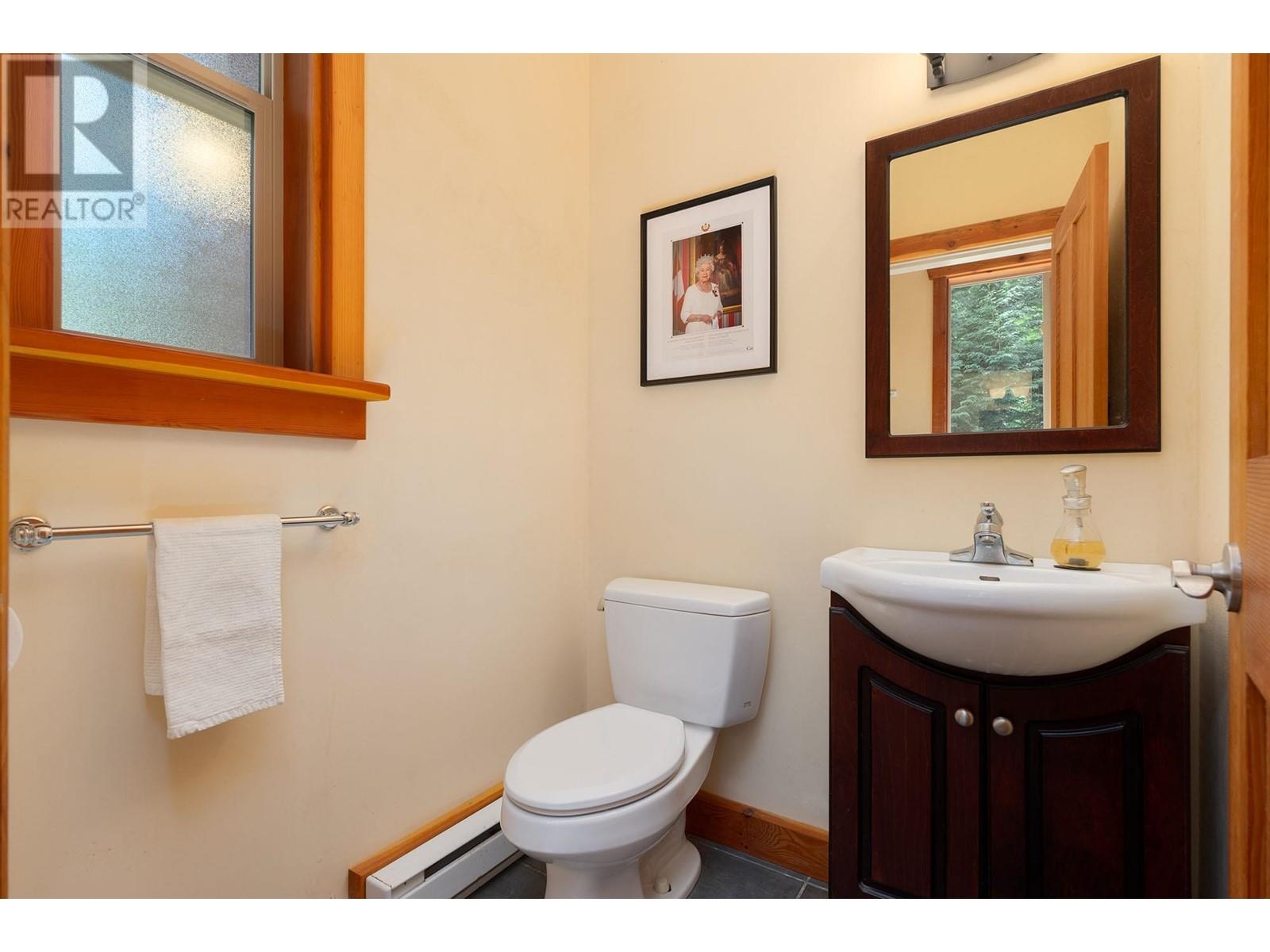 951 Village Drive, Bowen Island, British Columbia  V0N 1G1 - Photo 12 - R2806415