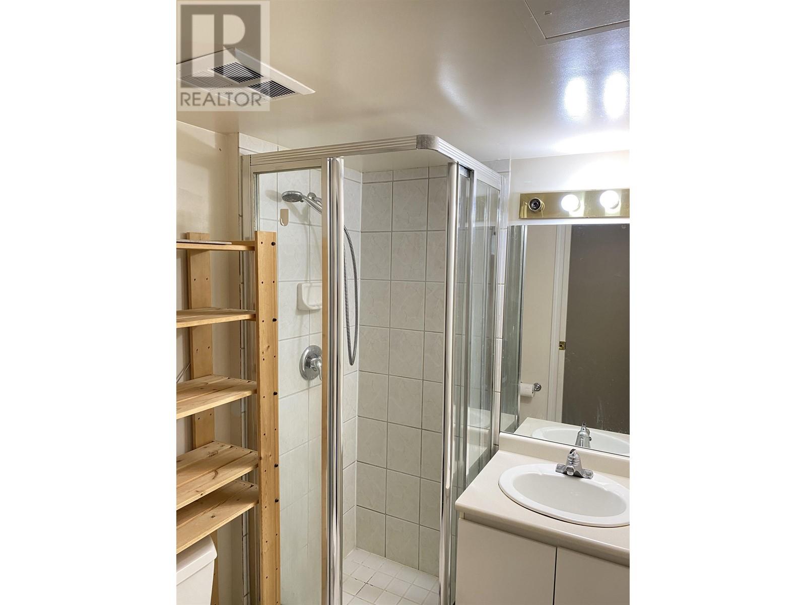 803 9633 Manchester Drive, Burnaby, British Columbia  V3N 4Y9 - Photo 9 - R2797775