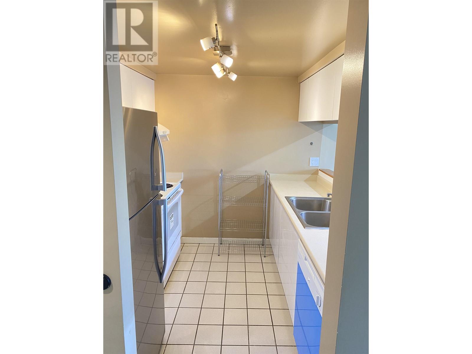803 9633 Manchester Drive, Burnaby, British Columbia  V3N 4Y9 - Photo 3 - R2797775