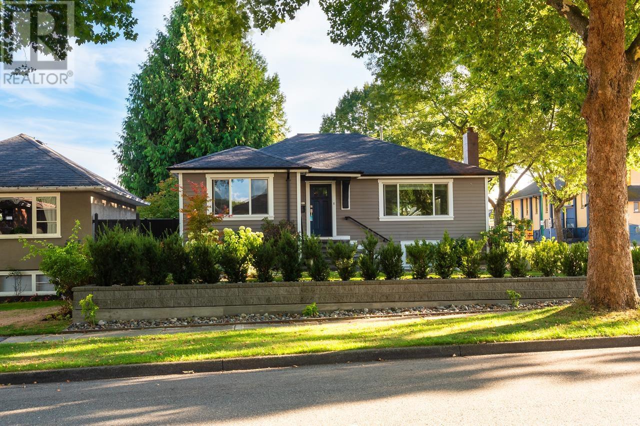 3904 TRIUMPH STREET, burnaby, British Columbia